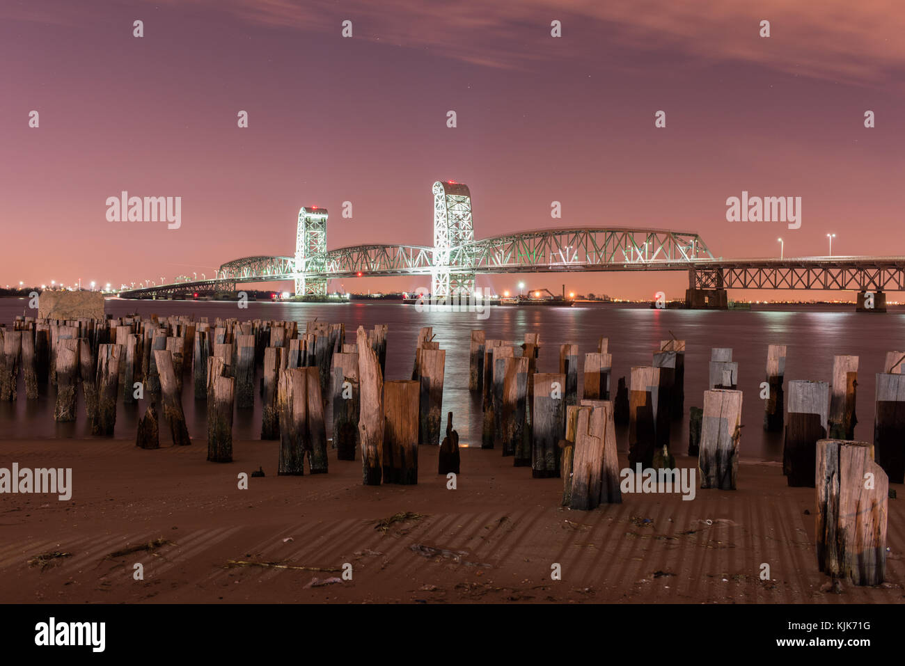 Marine Parkway - Gil Hodges Memorial Bridge von rockaway gesehen, Queens bei Nacht. erbaut und wurde im Jahr 1937 eröffnet, ist die längste Vertikale war - Aufzug span in t Stockfoto