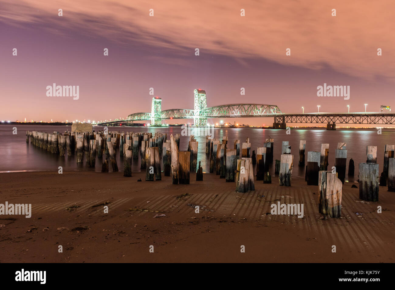 Marine Parkway - Gil Hodges Memorial Bridge von rockaway gesehen, Queens bei Nacht. erbaut und wurde im Jahr 1937 eröffnet, ist die längste Vertikale war - Aufzug span in t Stockfoto