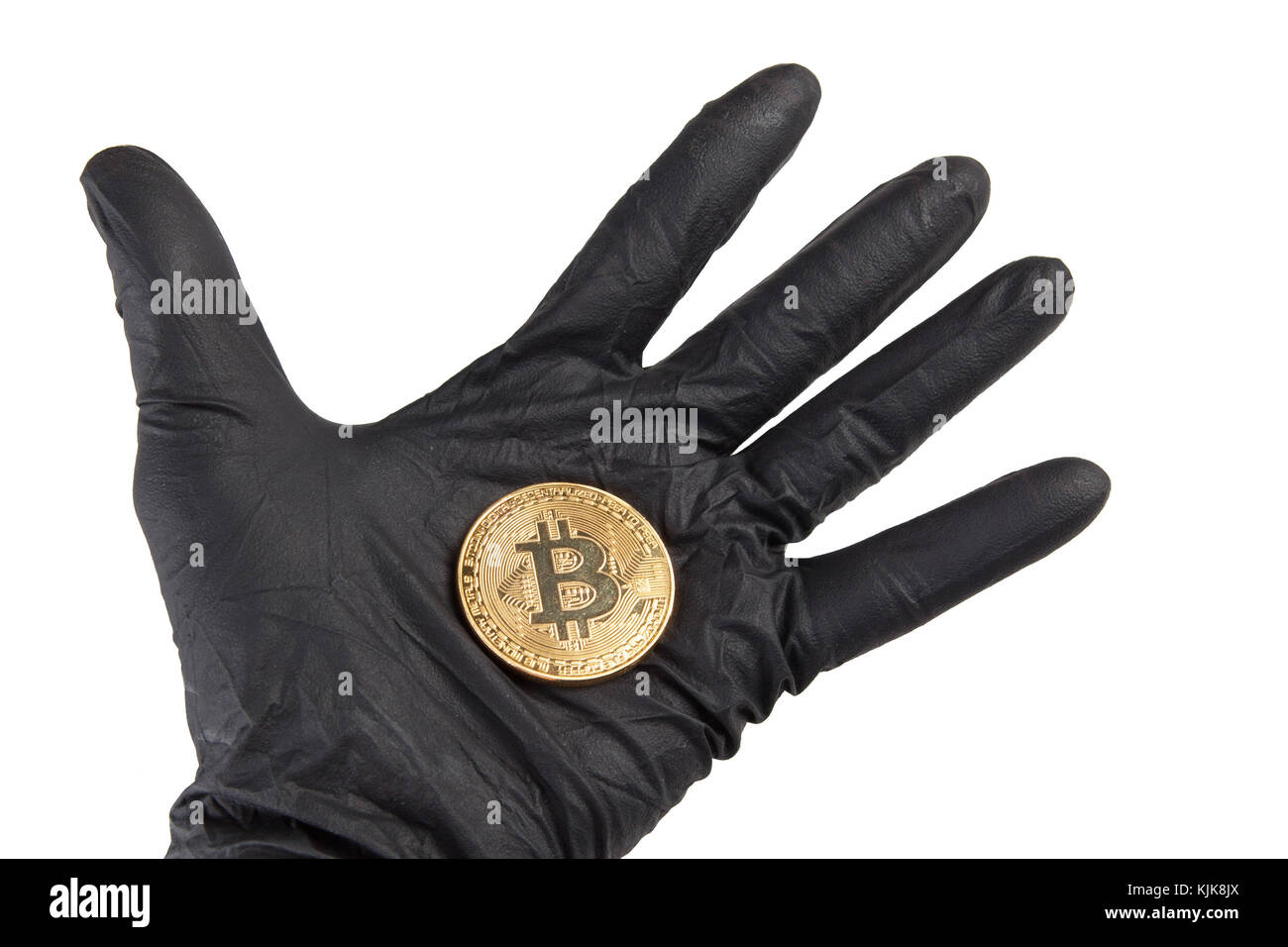 Männliche Hand in schwarz Handschuh hält golden Bitcoin in offenen Hand isoliert auf Weiss. Kriminalität und cryptocurrency Konzept Stockfoto