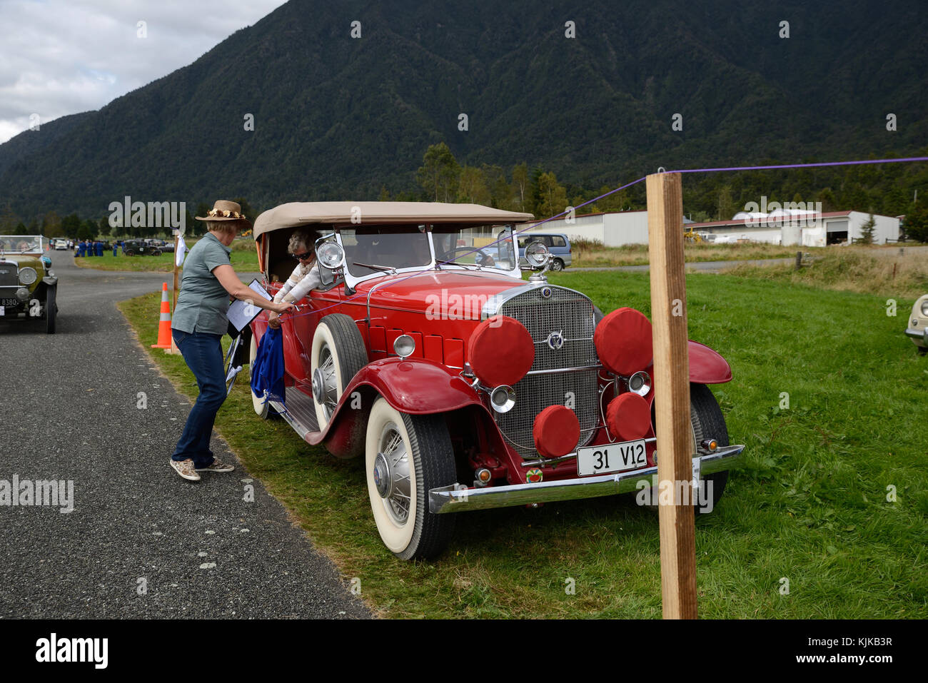 HAUPIRI, NEUSEELAND, 18. MÄRZ 2017: Kandidaten in einem Oldtimer Rallye hängen heraus waschen in einer zeitlich begrenzten Wettbewerb. Das Fahrzeug ist ein 1931 Cadillac V12. Stockfoto