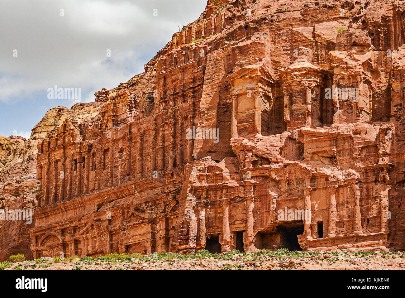 Gebäude geschnitzt in einem Berghang im Petra, Jordanien. Erinnert an die Römische Architektur gefunden alle über Petra und im Norden von Jordanien. Stockfoto