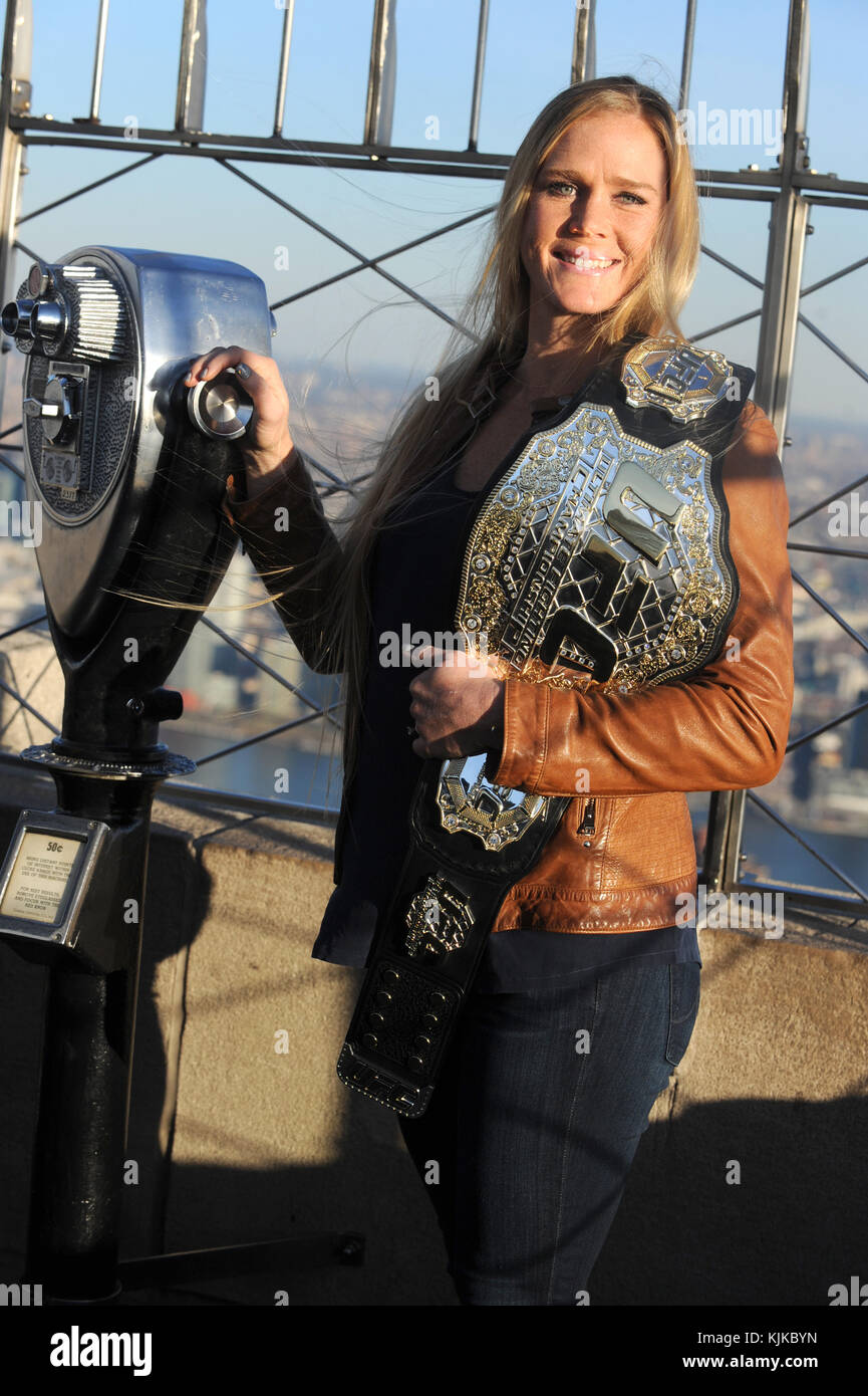 NEW YORK, NY - 21. JANUAR: UFC-Herausforderer Miesha Tate besucht am 21. Januar 2016 das Empire State Building im Empire State Building in New York City People: Holly Holm Stockfoto