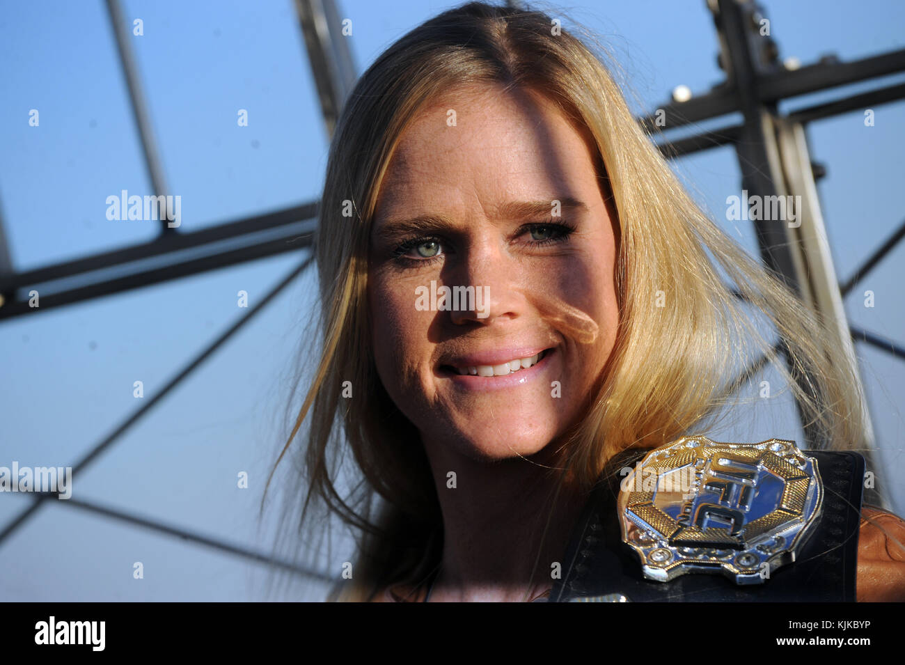 NEW YORK, NY - 21. JANUAR: UFC-Herausforderer Miesha Tate besucht am 21. Januar 2016 das Empire State Building im Empire State Building in New York City People: Holly Holm Stockfoto