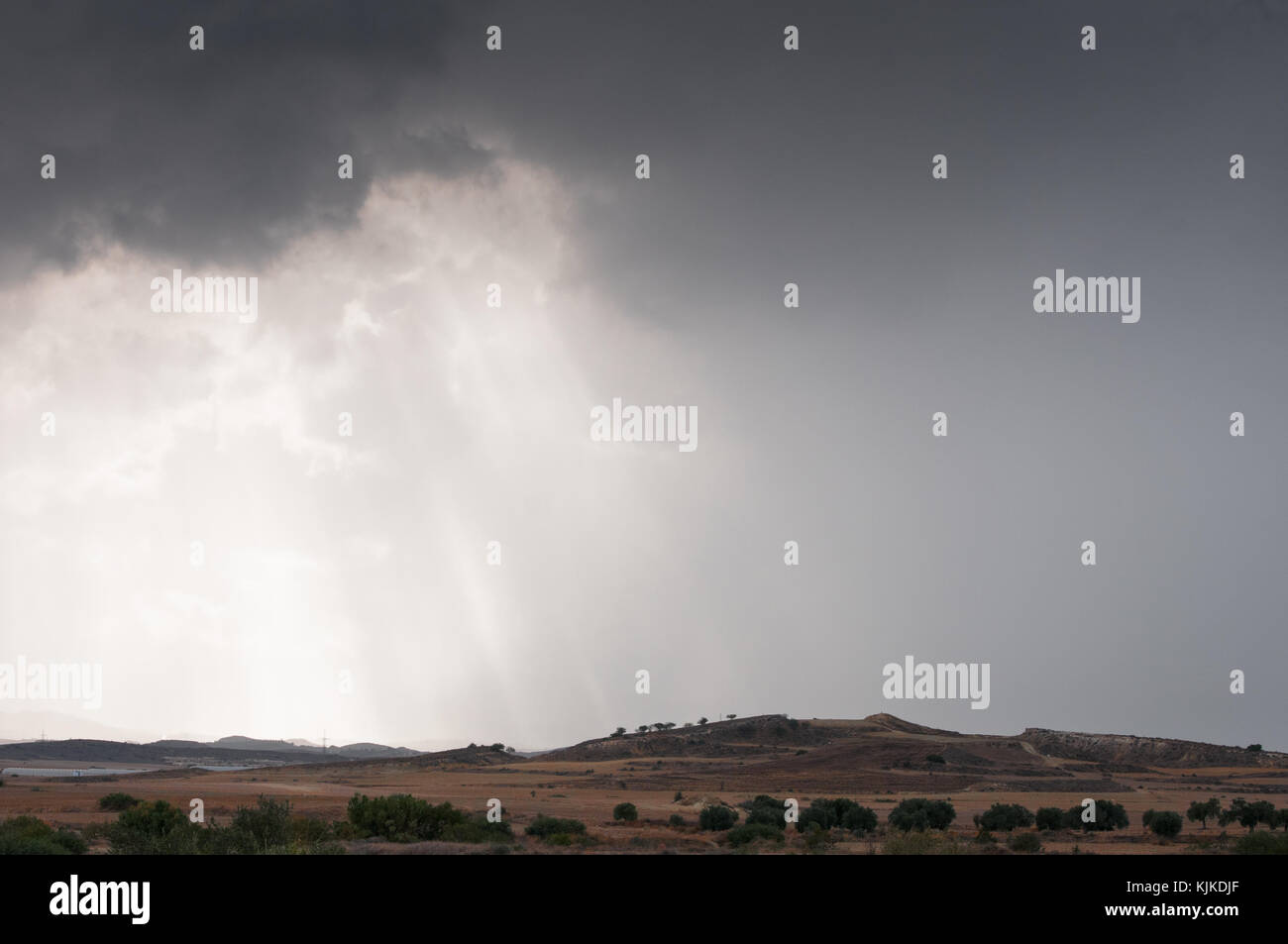 Bewölkt stürmischen Himmel mit Sonnenstrahlen über den Wolken Stockfoto