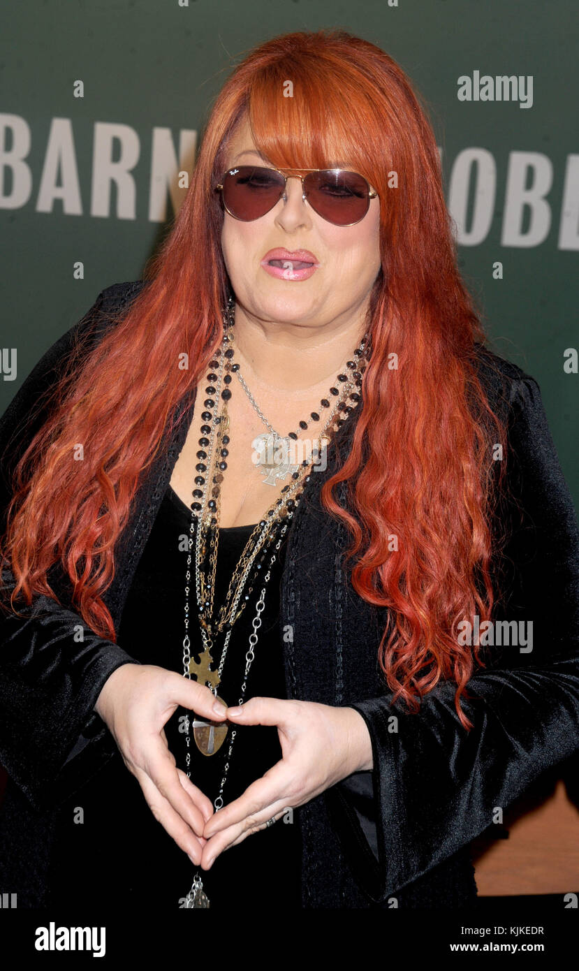 New York, NY - 12. Februar: Aufnahme Künstler Wynonna Judd und Cactus moser Zeichen Exemplare Ihrer neuen CD bei Barnes & Noble, 5th Avenue, am 12. Februar 2016 in New York City. Leute: Wynonna Judd Stockfoto