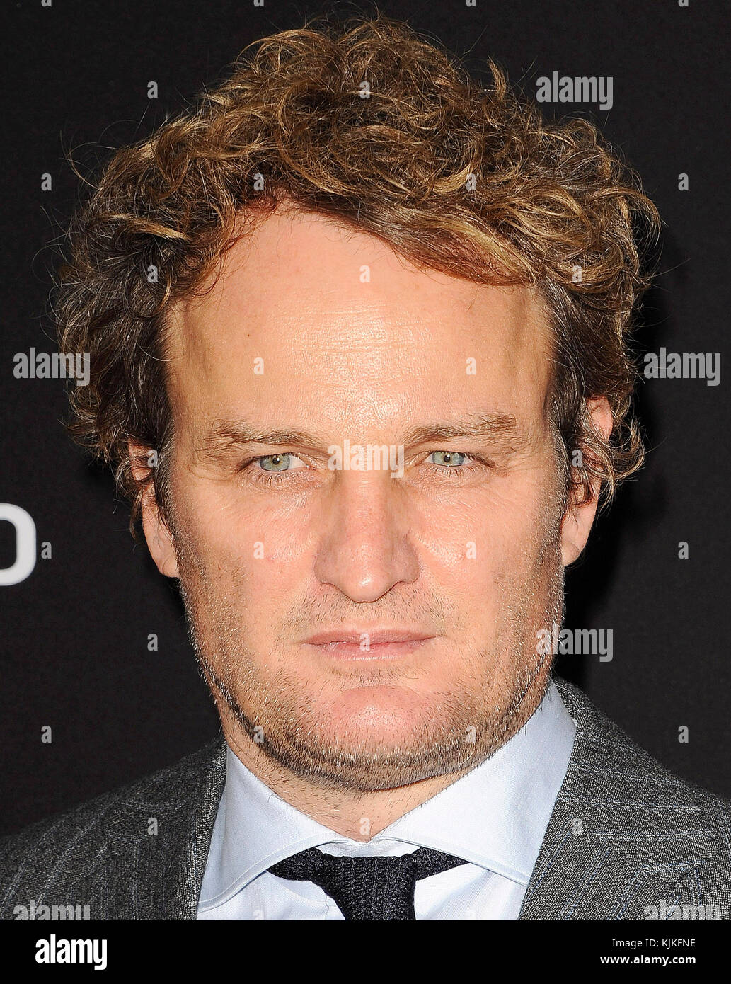 SANTA MONICA, KALIFORNIEN – 11. MAI: Jason Clarke trifft am 11. Mai 2016 mit Einer Spendenaktion im Barker Hangar bei den Rebellen der 3. Biennale ein. Leute: Jason Clarke Stockfoto