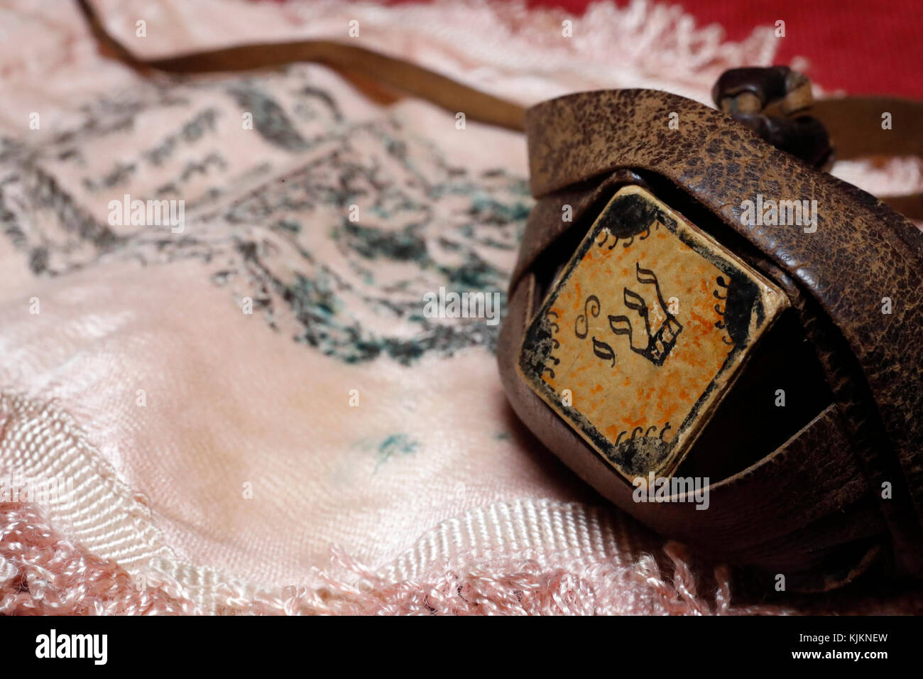 Alte Tefillin auch genannt Gebetsriemen. Die Schweiz. Stockfoto