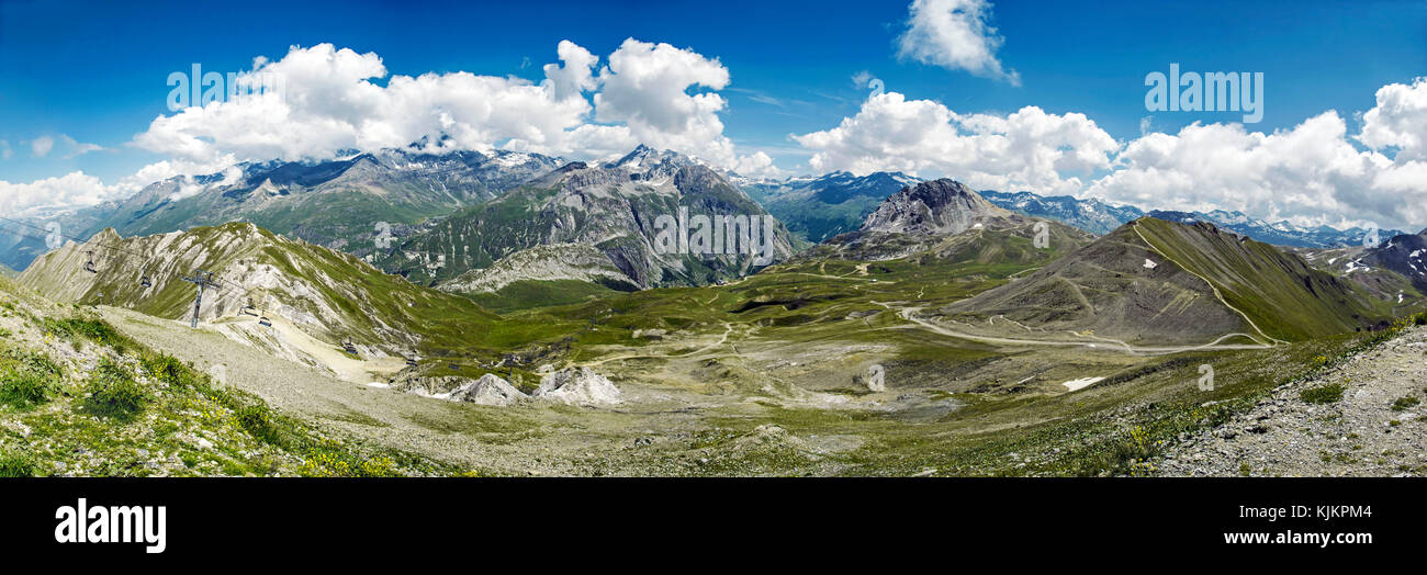 Weiten Blick über die Alpen. Heller Sonnenschein und flauschige Wolken wirklich helfen, die Farben zu knallen. Stockfoto