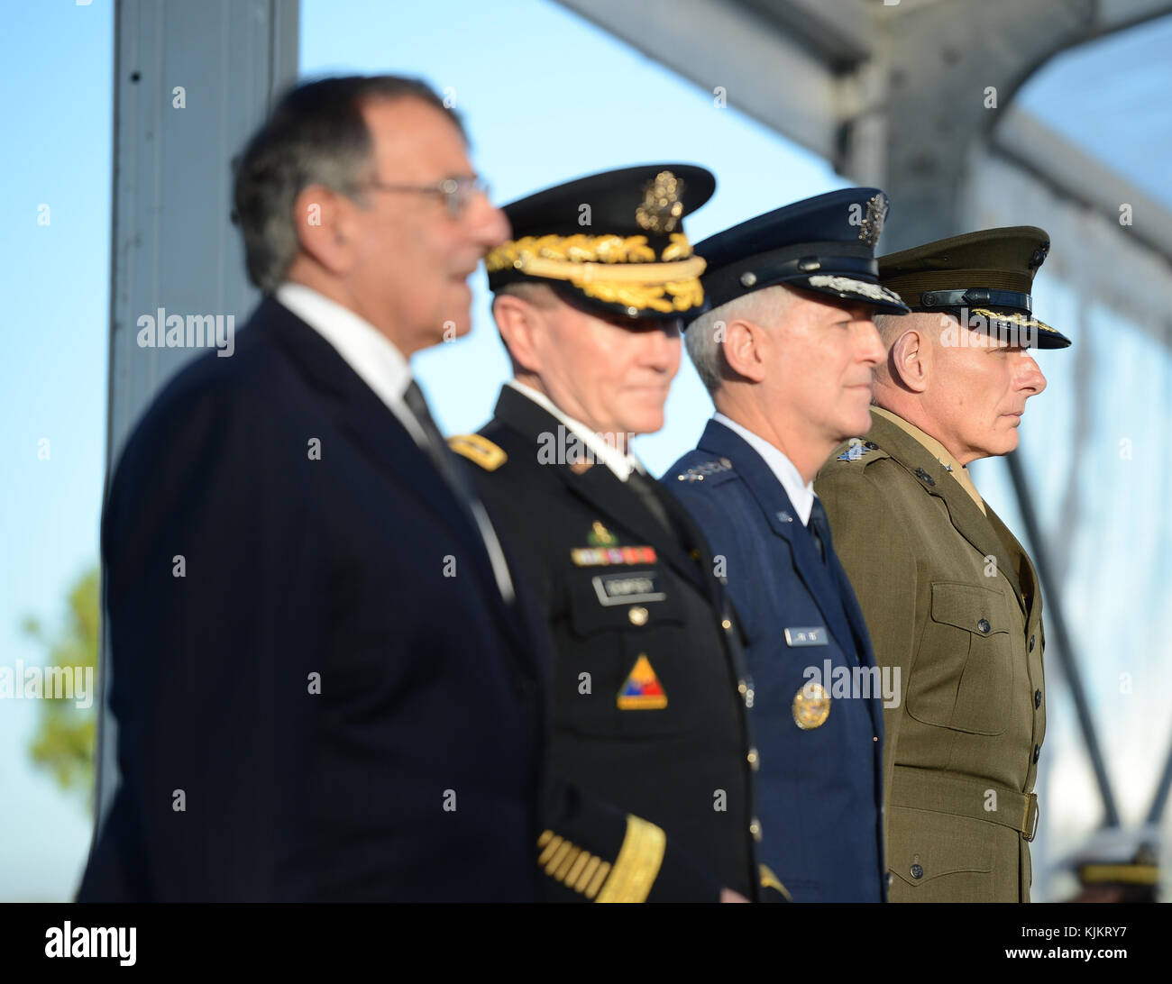 MIAMI, FL - NOVEMBER 19: Der Verteidigungsminister Leon Panetta, General Martin E. Dempsey Chairman, Joint Chiefs of Staff, General Douglas M. Fraser USAF und der neue Kommandant General John F. Kelly USMC nehmen am 19. November 2012 an der Zeremonie des Befehlswechsels beim US Southern Command in Homestead, Florida, Teil. Personen: Leon Panetta, Martin E. Dempsey, Douglas M. Fraser, John F. Kelly Stockfoto