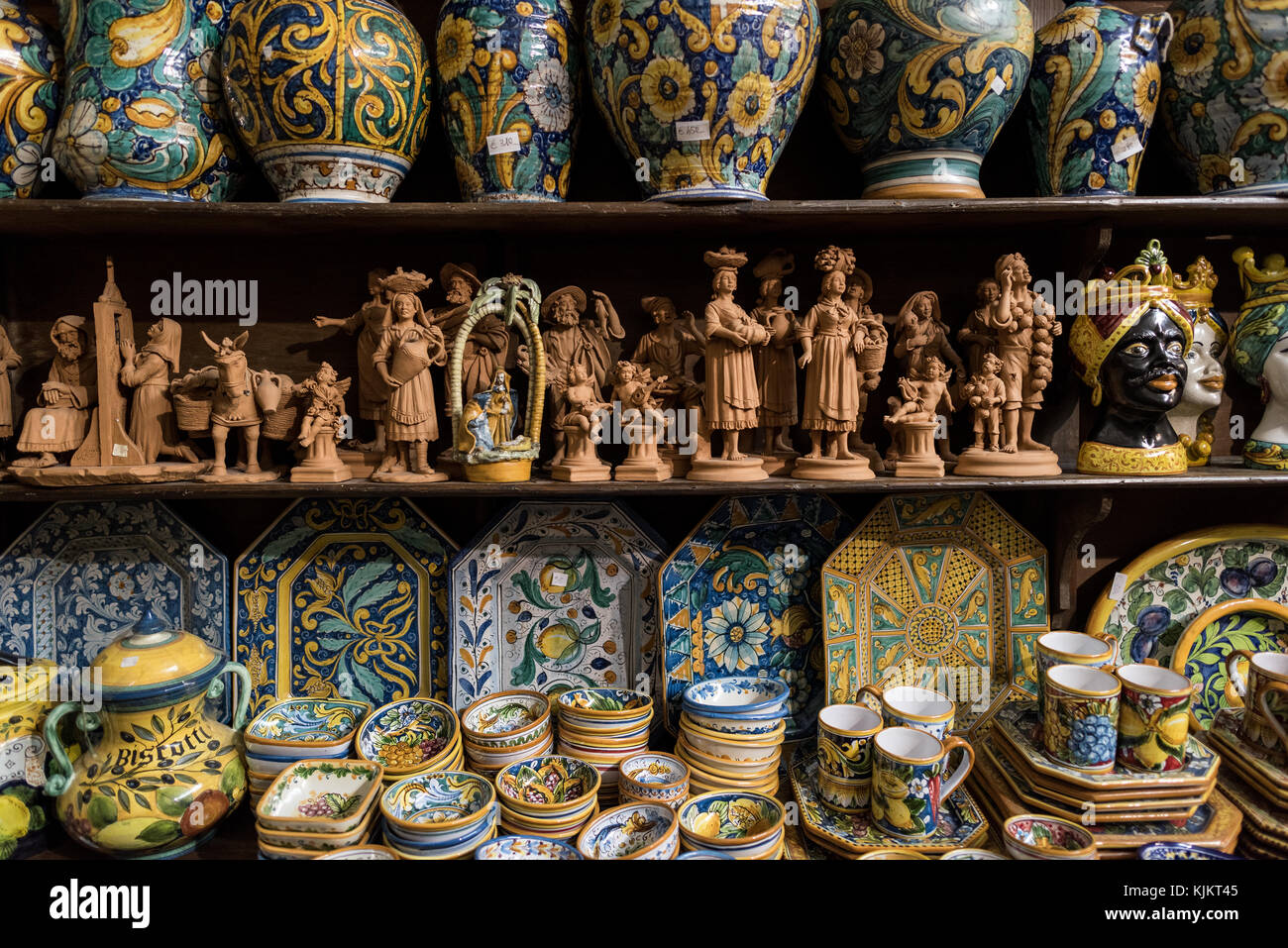 Schöne und abwechslungsreiche handgefertigte cermaics Shop in Taormina, Sizilien - die Staats- und Regierungschefs in dieser Region sehr beliebt sind, sind die bunten Platten und Fliesen. Stockfoto