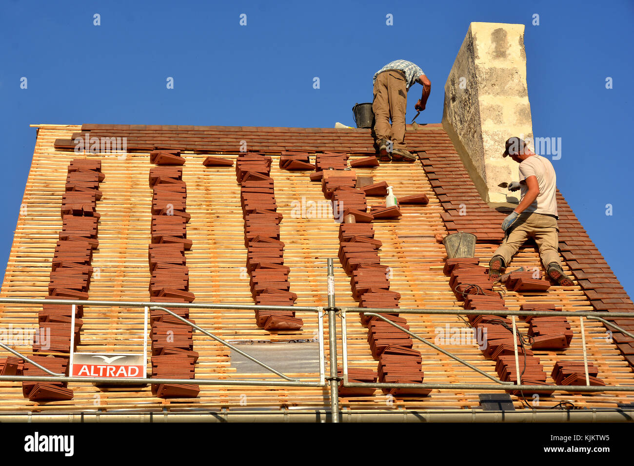 Arbeiter auf einem Dach. Frankreich. Stockfoto