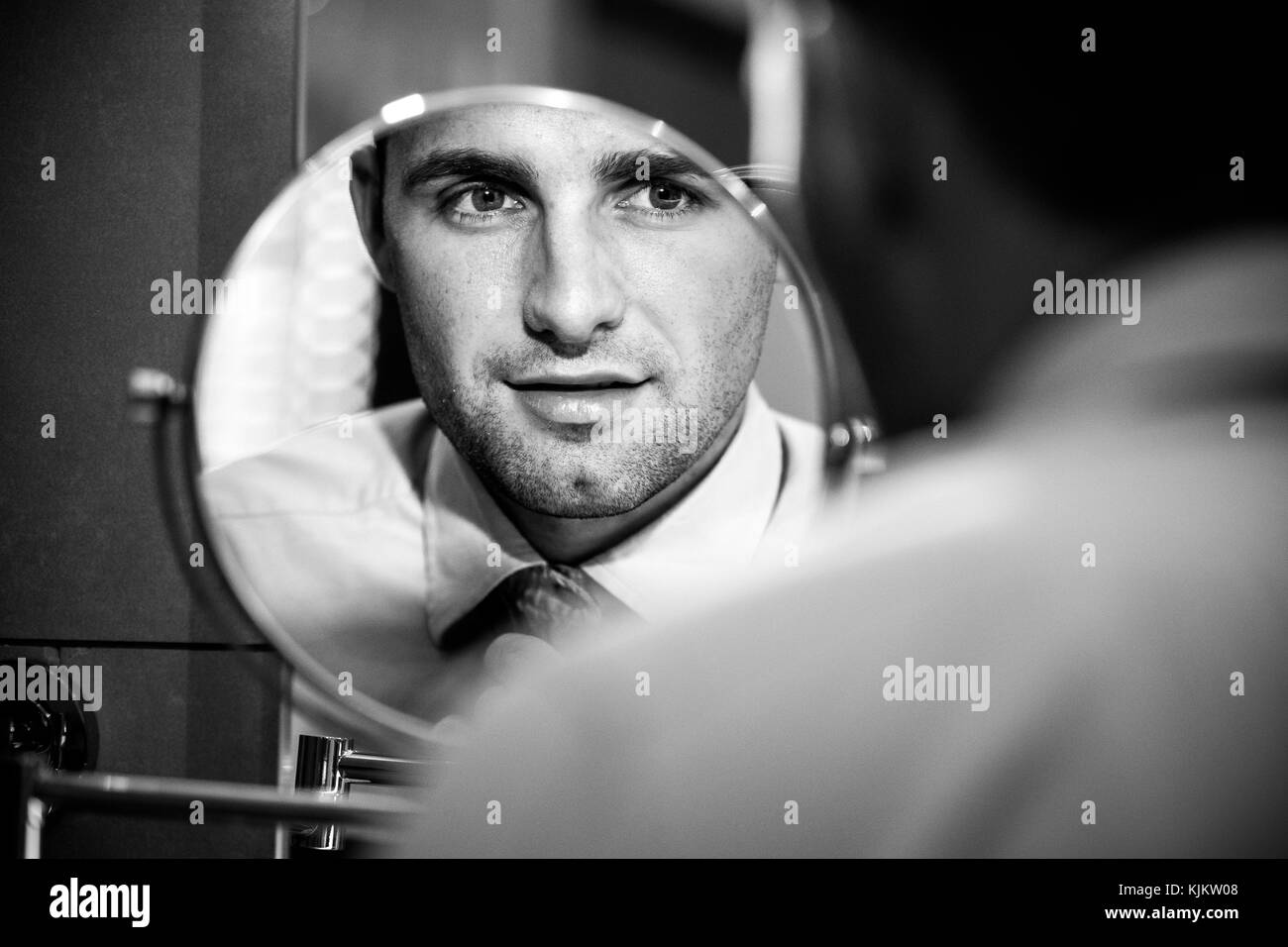 Junger Mann bei sich selbst in einem Spiegel sehen. Frankreich. Stockfoto