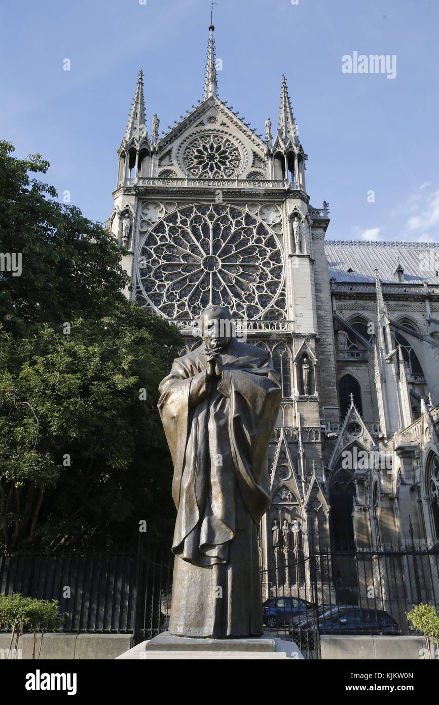 Statue von Papst Johannes Paul II. vor der Kathedrale Notre Dame de Paris. Frankreich. Stockfoto