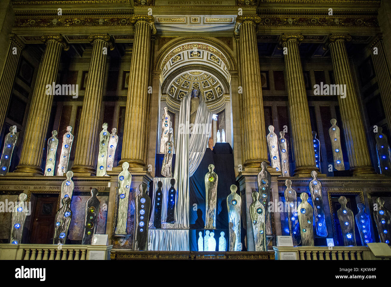 Die Menschheit. Skulpturen von Josette Rispal. Kirche La Madeleine, Paris. Frankreich. Stockfoto