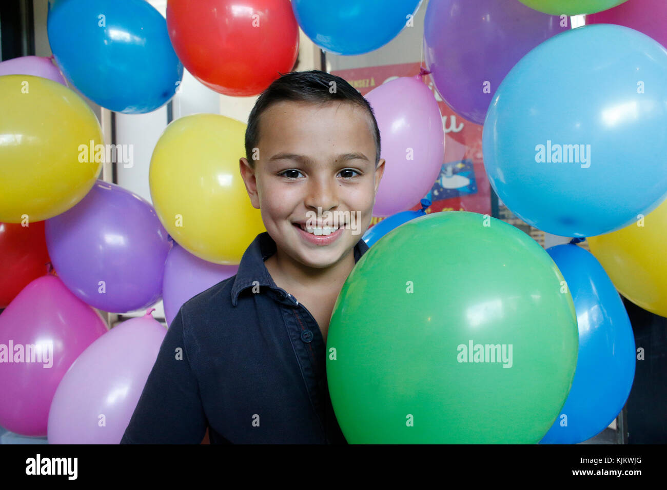 10-jähriger Junge mit Luftballons. Frankreich. Stockfoto