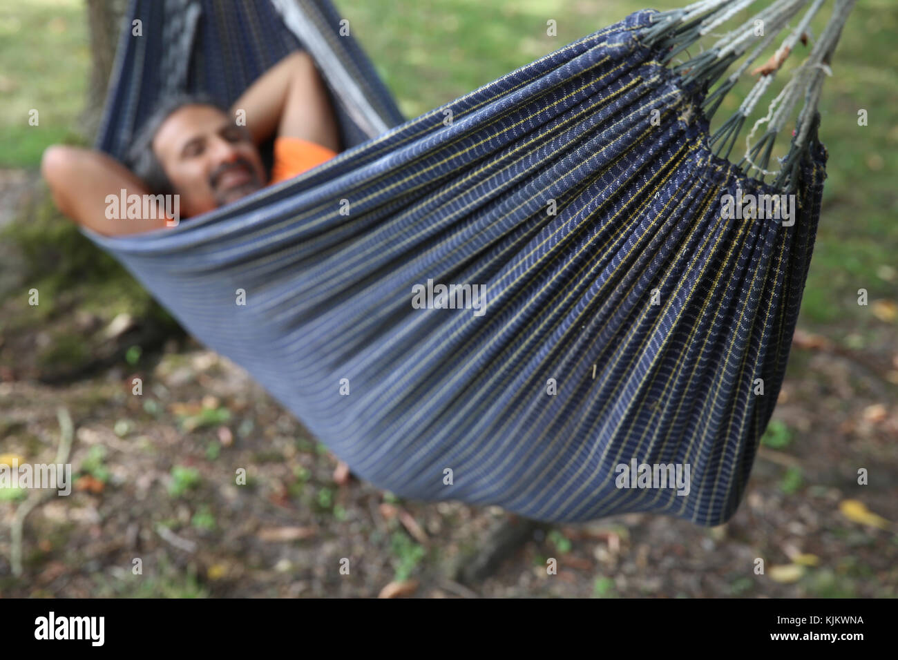 Mann in einer Hängematte ausruhen. Frankreich. Stockfoto