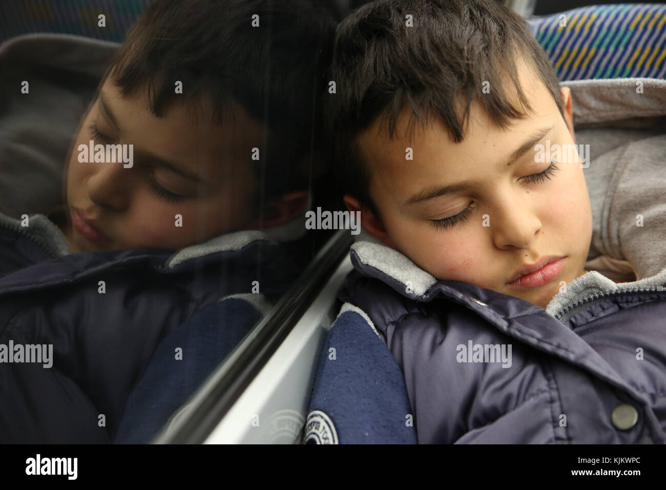 10-Jahr-alten Jungen schlafen in der u-Bahn. Frankreich. Stockfoto