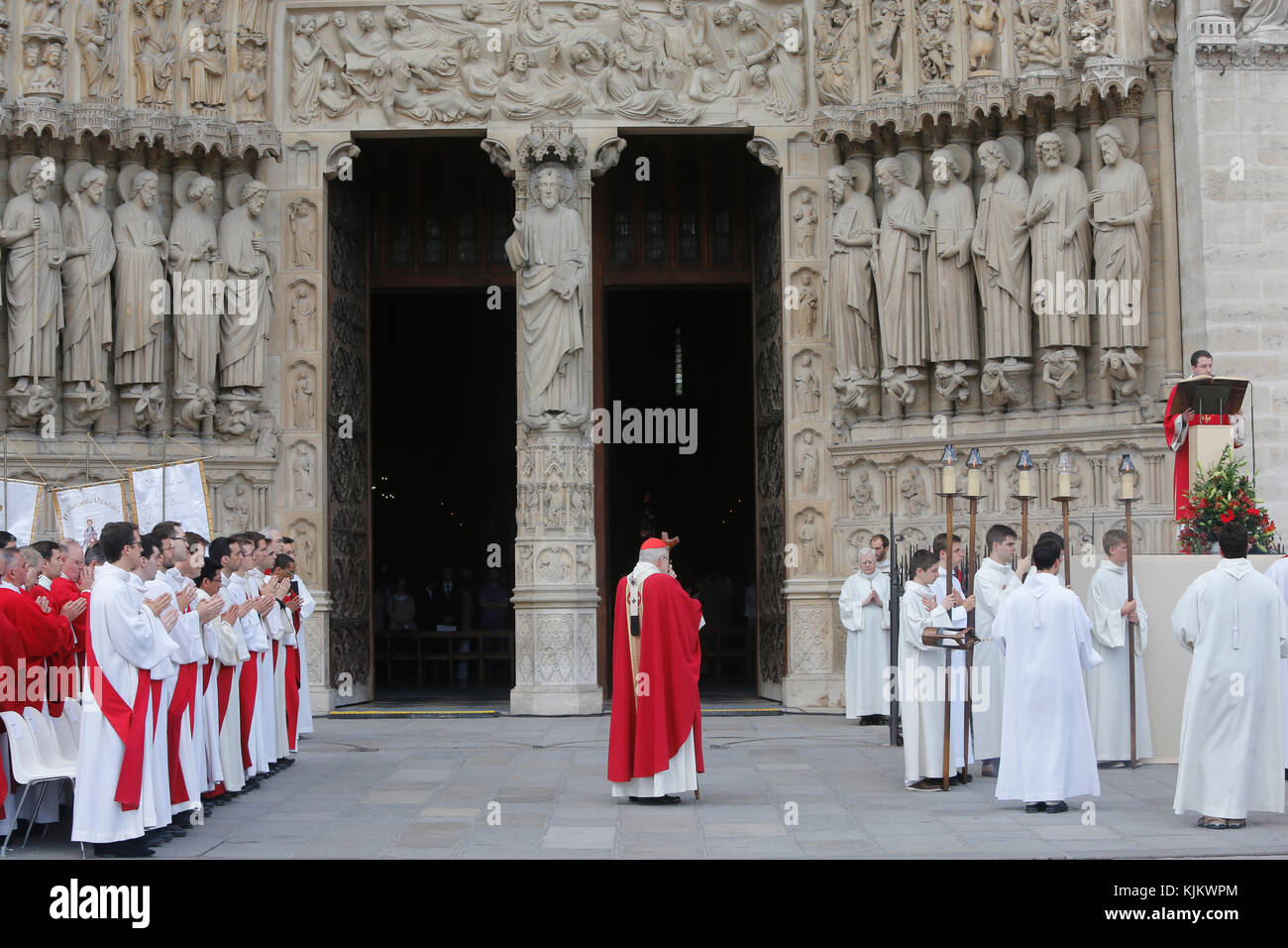 Priester weihen an der Kathedrale Notre-Dame de Paris. Frankreich. Stockfoto