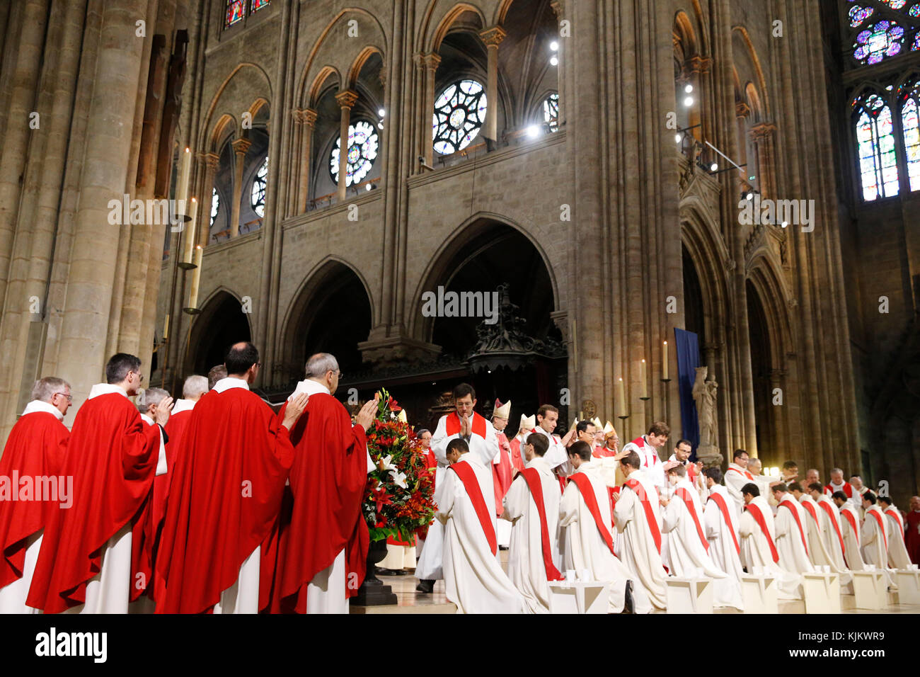 Priester weihen an der Kathedrale Notre-Dame de Paris. Frankreich. Stockfoto