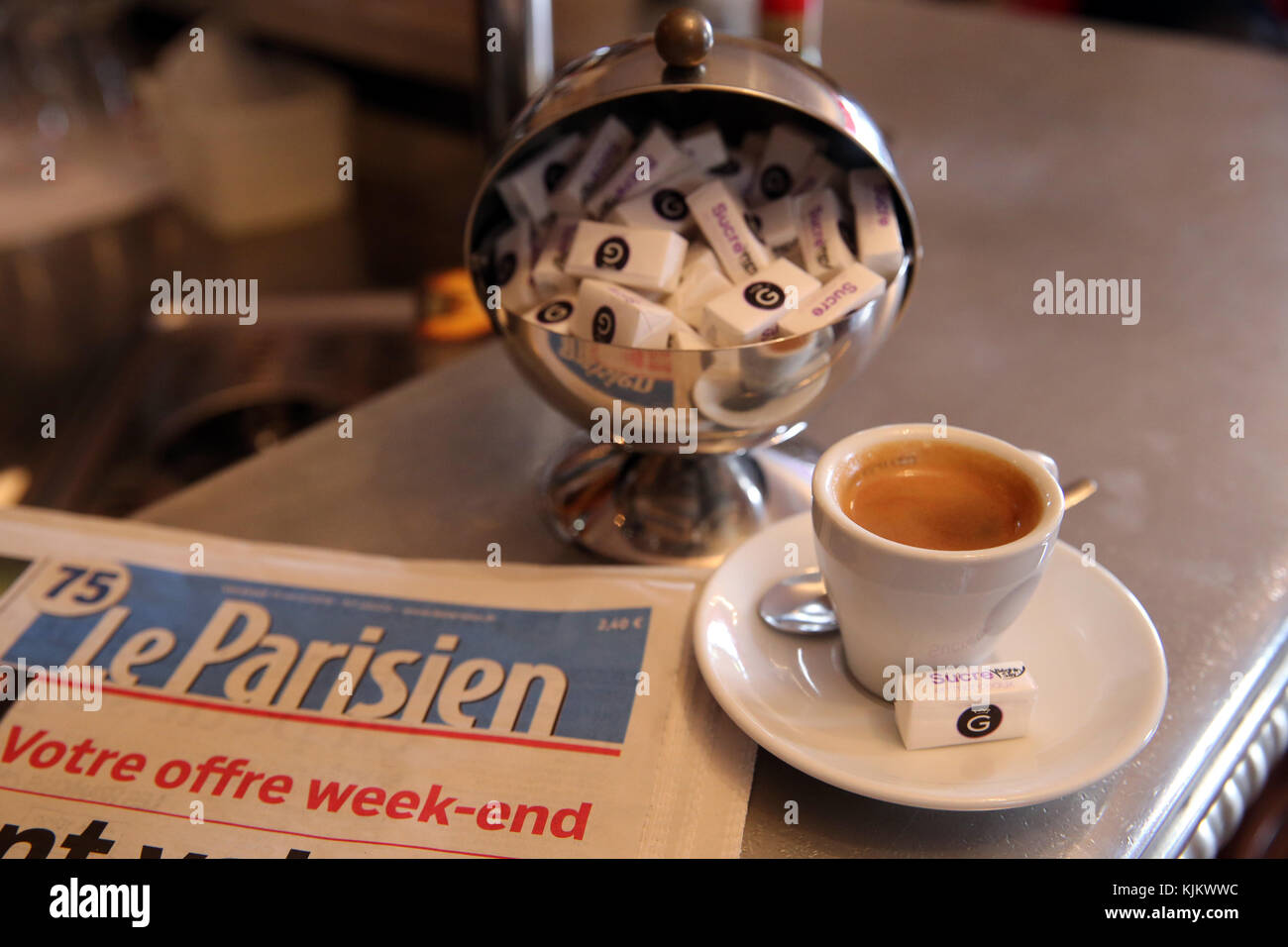 Tageszeitung und Tasse Kaffee in einem Café in Paris. Frankreich. Stockfoto