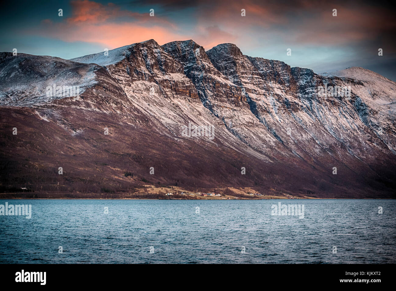 Winterlandschaft gesehen von der Hurtigruten Kreuzfahrt im Norden von Norwegen. Stockfoto