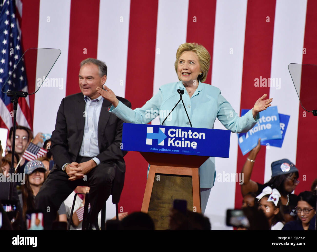 MIAMI, FL - JULI 23: Demokratische Präsidentschaftskandidatin ehemalige Außenministerin Hillary Clinton und demokratische Vizepräsidialkandidatin US-Senator Tim Kaine (D-VA) nehmen zusammen an einer Wahlkampfkundgebung in der Florida International University Panther Arena am 23. Juli 2016 in Miami, Florida Teil. Hillary Clinton und Tim Kaine machten ihren ersten öffentlichen Auftritt zusammen einen Tag, nachdem die Clinton-Kampagne Senator Kaine als die demokratischen Vizepräsidentschaftskandidaten bekannt gab: Tim Kaine, Hillary Clinton Stockfoto