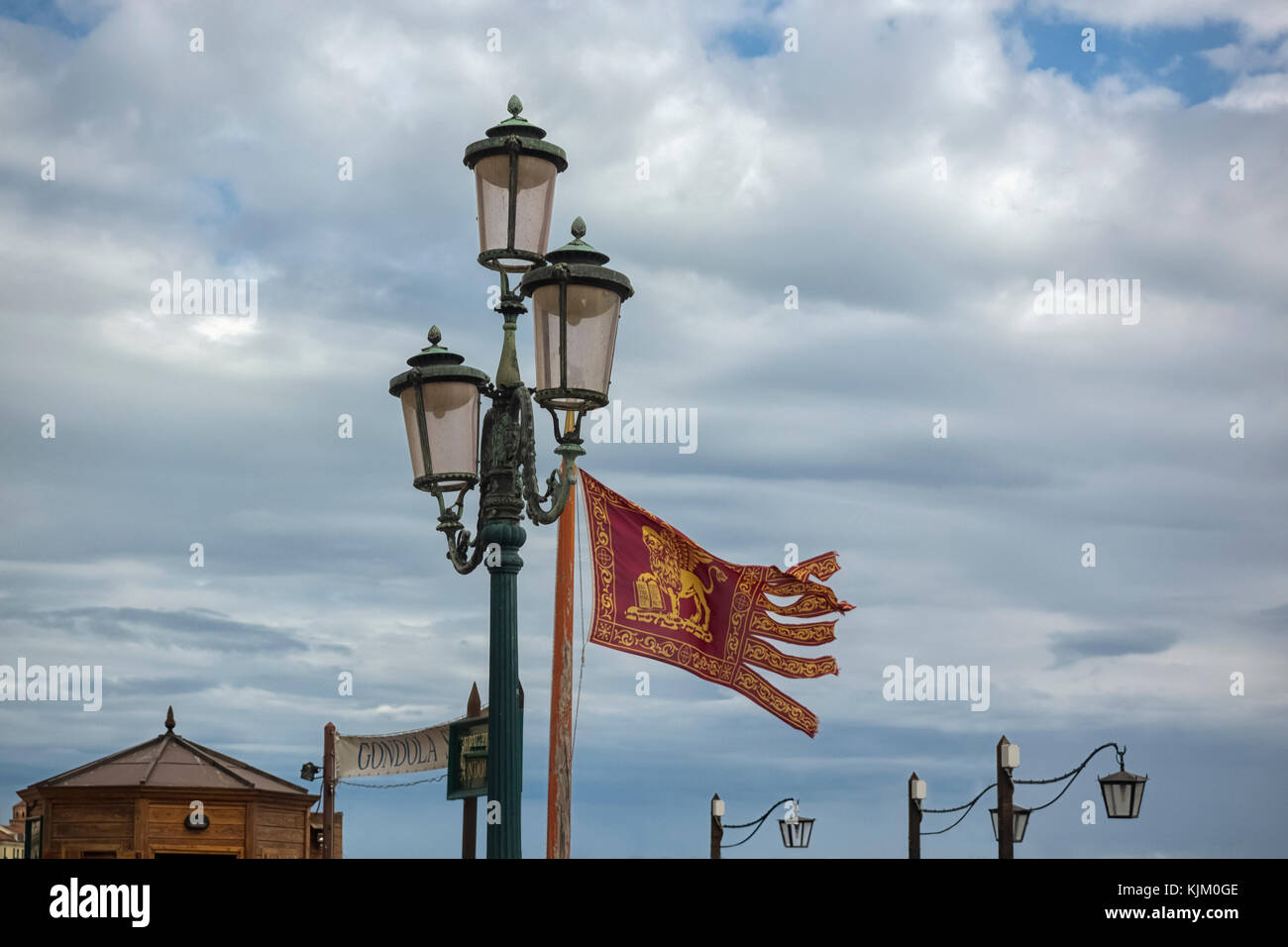 VENEDIG, ITALIEN - 12. SEPTEMBER 2017: Die heraldische Bannerflagge der Stadt Venedig mit dem Symbol der Stadt des geflügelten Löwen des Heiligen Markierungen fliegen entlang Stockfoto