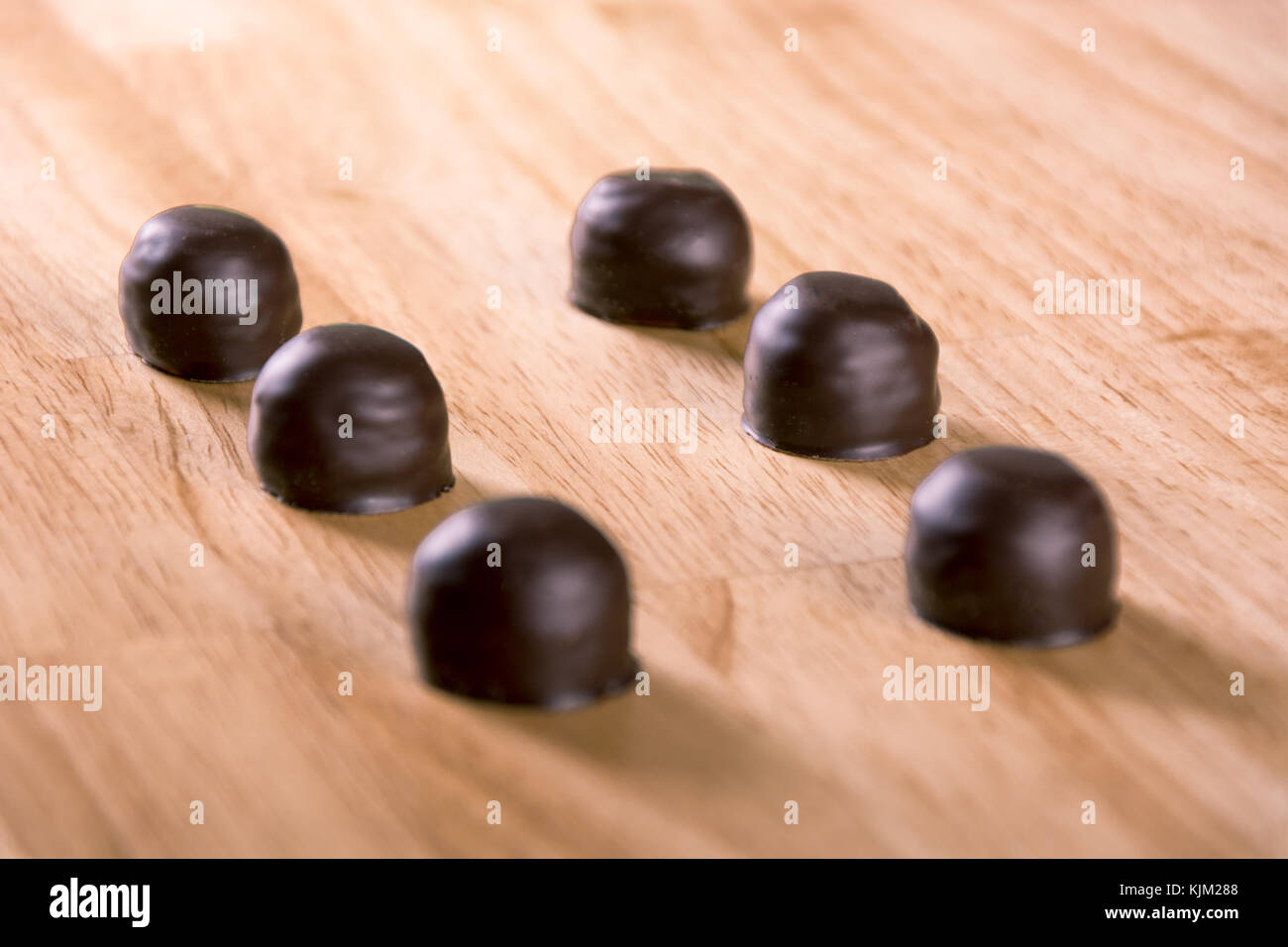 Eingestellt von dunkler Schokolade Pralinen Bonbon auf Holz Tisch Stockfoto