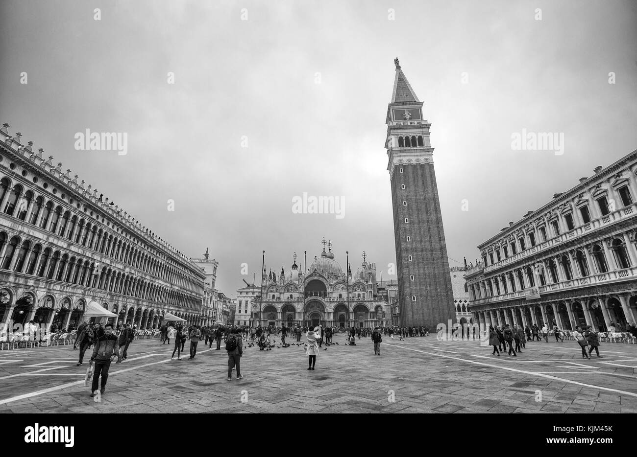 Venedig (Venezia), Italien, Oktober 18, 2017 - Blick auf den Markusplatz mit der Basilika von San Marco und der Glockenturm, Venedig, Italien Stockfoto