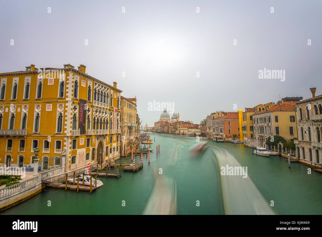 Venedig (Venezia), Italien, Oktober 18, 2017 - Blick auf den Großen Kanal vom Akademie Brücke von Venedig, Italien. Eine lange Belichtung Foto. Stockfoto