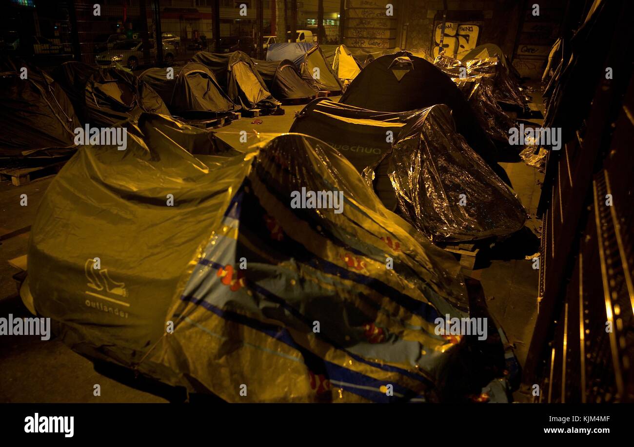 Städtisches Elend - 14/11/2011 - - Städtisches Elend - Schauplatz des täglichen Lebens in Paris, organisiertes Obdachlosenlager unter dem Hochzug der Platz von Stalingrad - Sylvain Leser / Le Pictorium Stockfoto