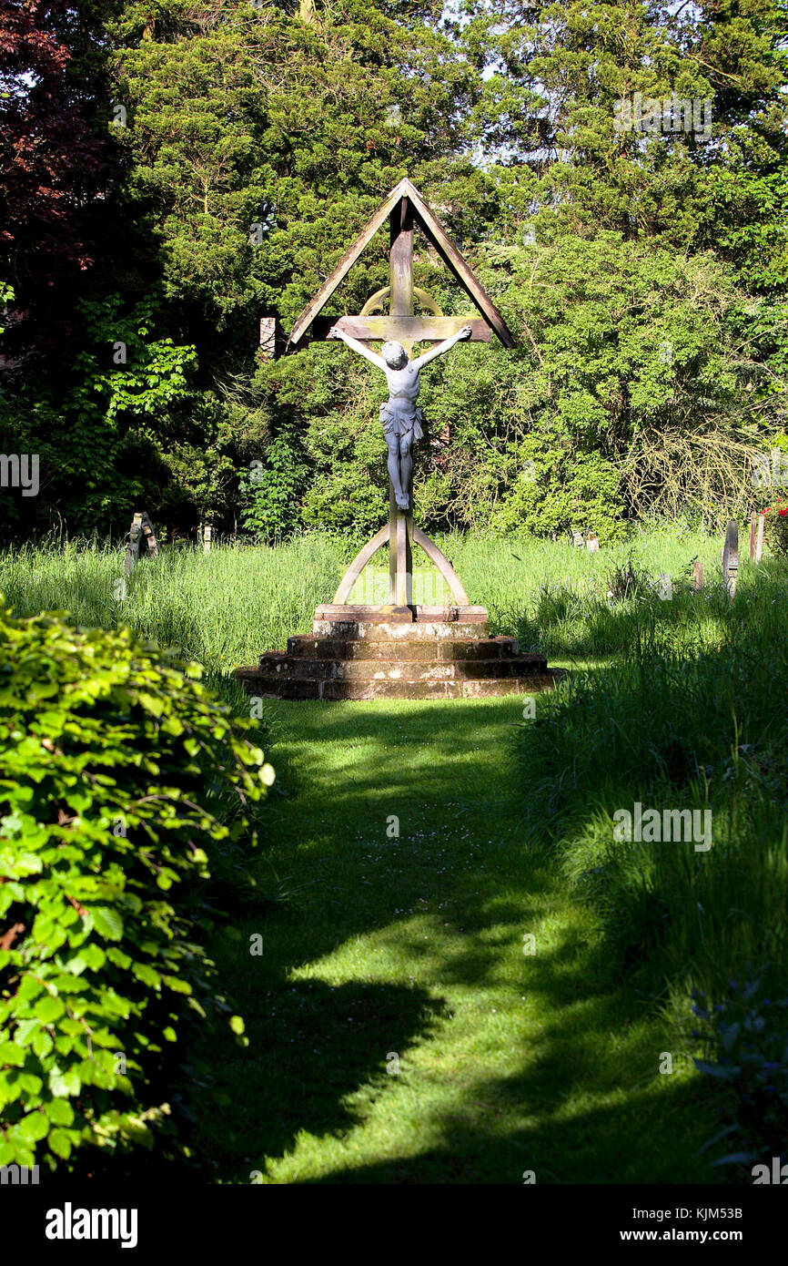 Die Kreuzigung, hier gesehen auf dem katholischen Friedhof der St. Mary's Kirche in Acton Burnell. Stockfoto