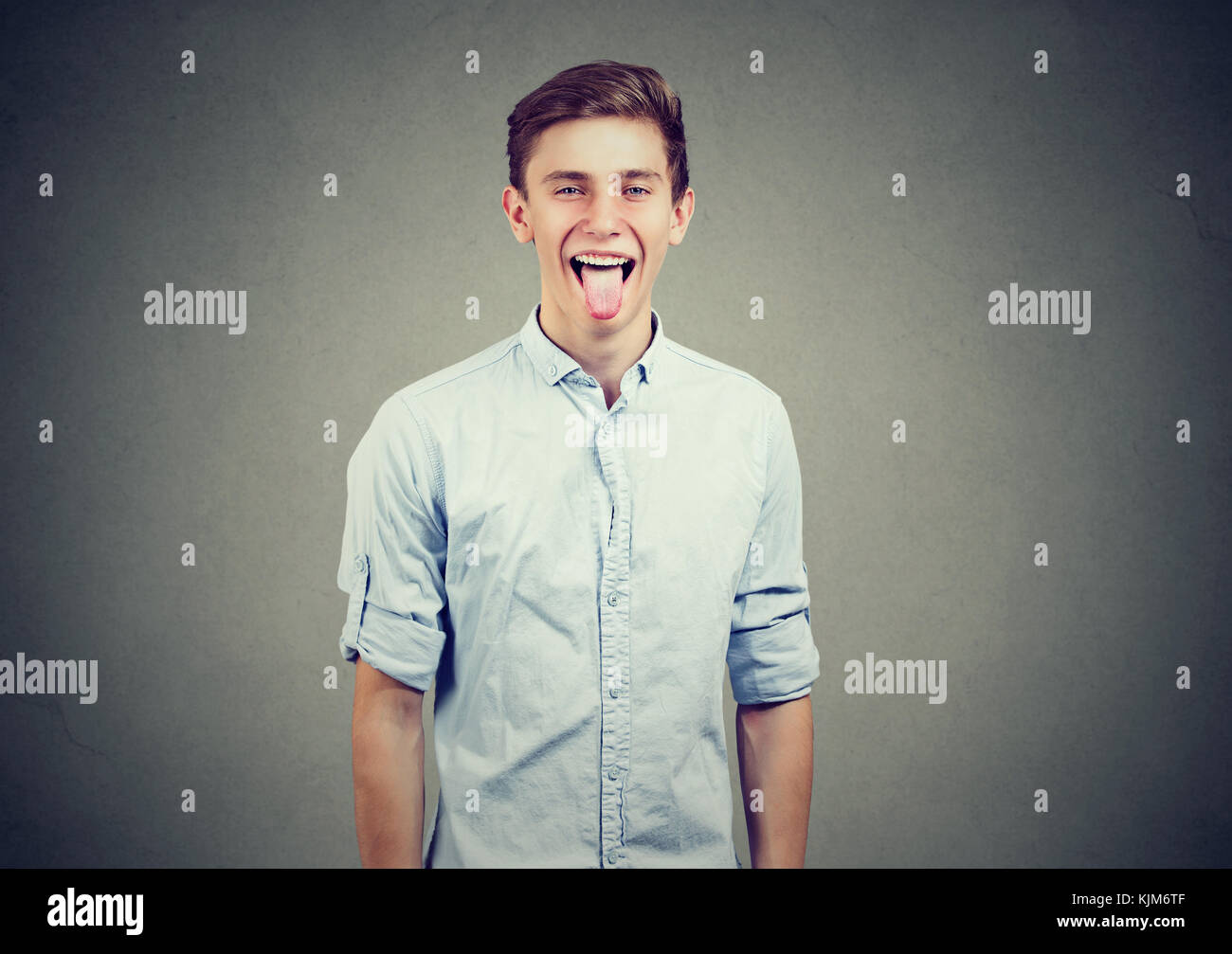 Porträt eines jungen Mannes mit seiner Zunge angezeigt Stockfoto