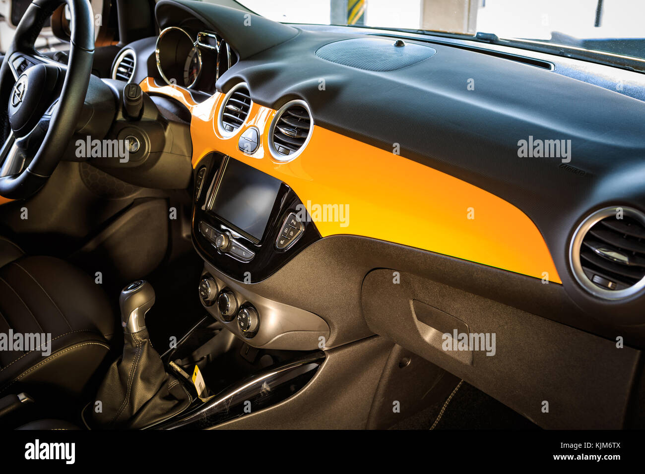 Rüsselsheim, Deutschland - ca. Juli 17: Die Innenansicht mit Cockpit des Opel Adam Stockfoto