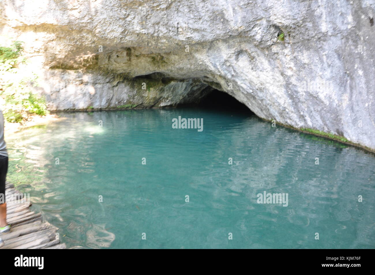 Nationalpark Plitvicer Seen eine geheimnisvolle Halle in der Mitte eines Sees Stockfoto
