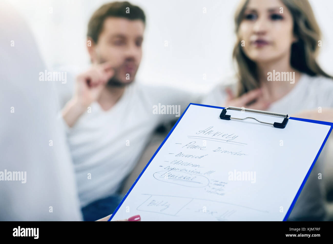 Selektiver Fokus von Notizen während einer psychologischen Sitzung Stockfoto