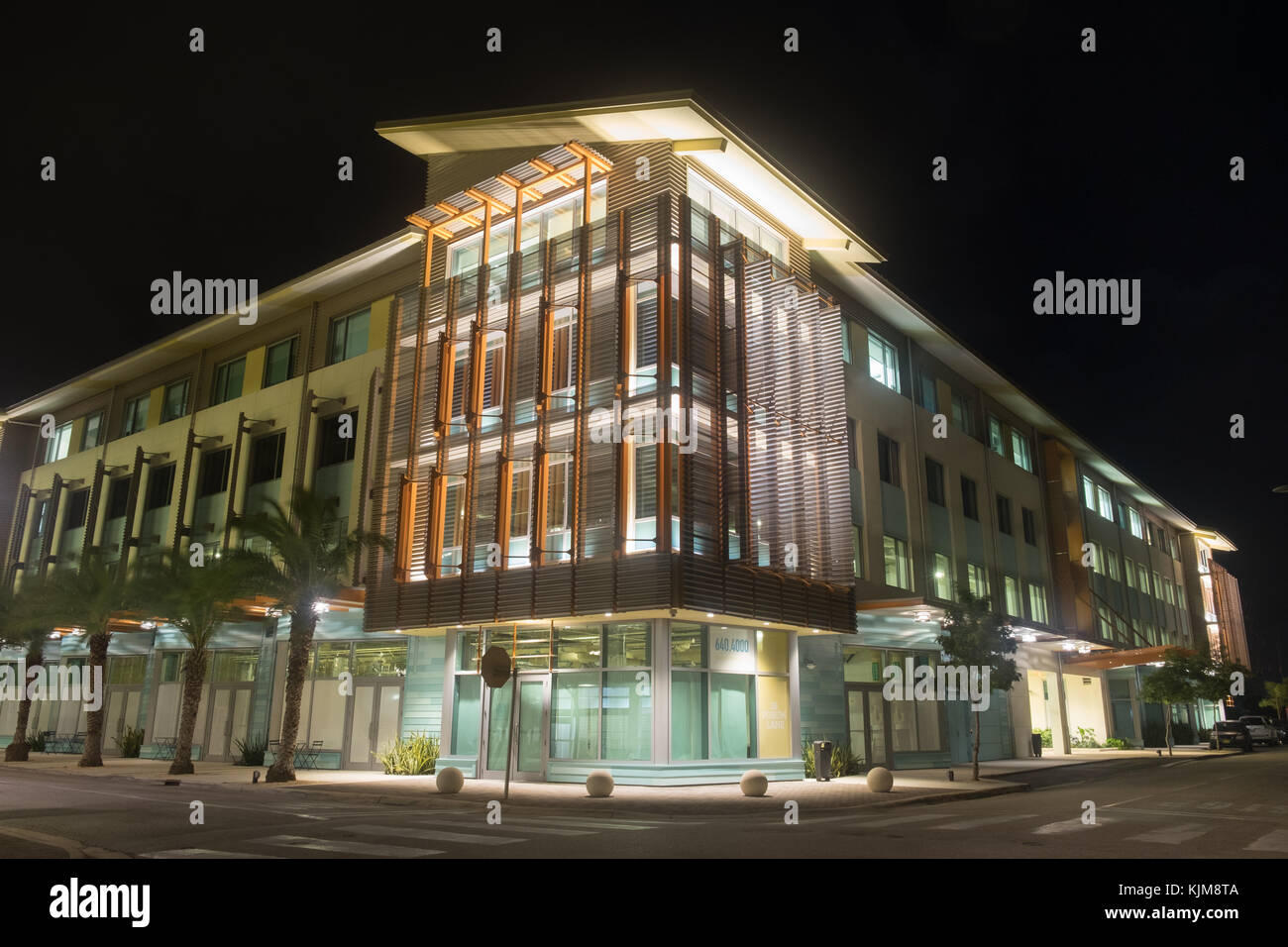 Moderne beleuchtete Gebäude in der Karibik in der Nacht in Camana Bay, Grand Cayman, Cayman Islands Stockfoto