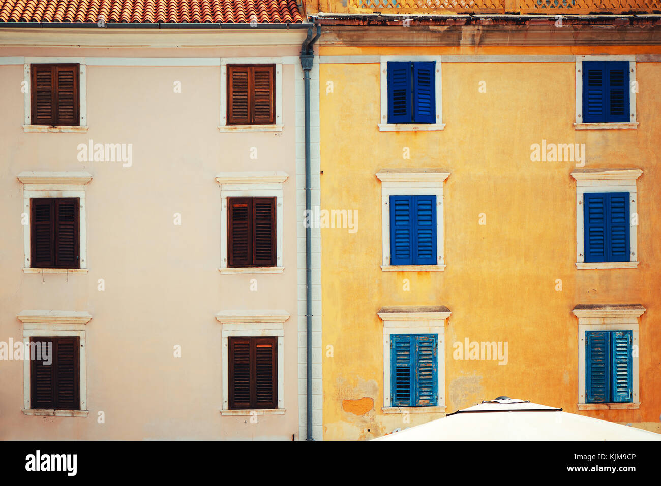 Die typische mediterrane Architektur Fassade Stil mit Holz- Shutter Jalousien an den Fenstern Stockfoto