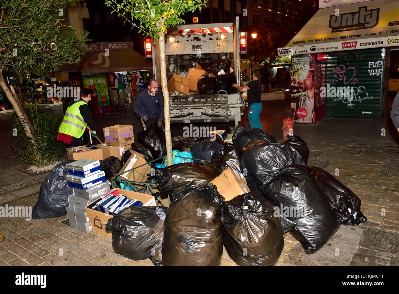 Nacht street Müllabfuhr durch Reinigung Mannschaft in Athen, Ermou Straße Stockfoto