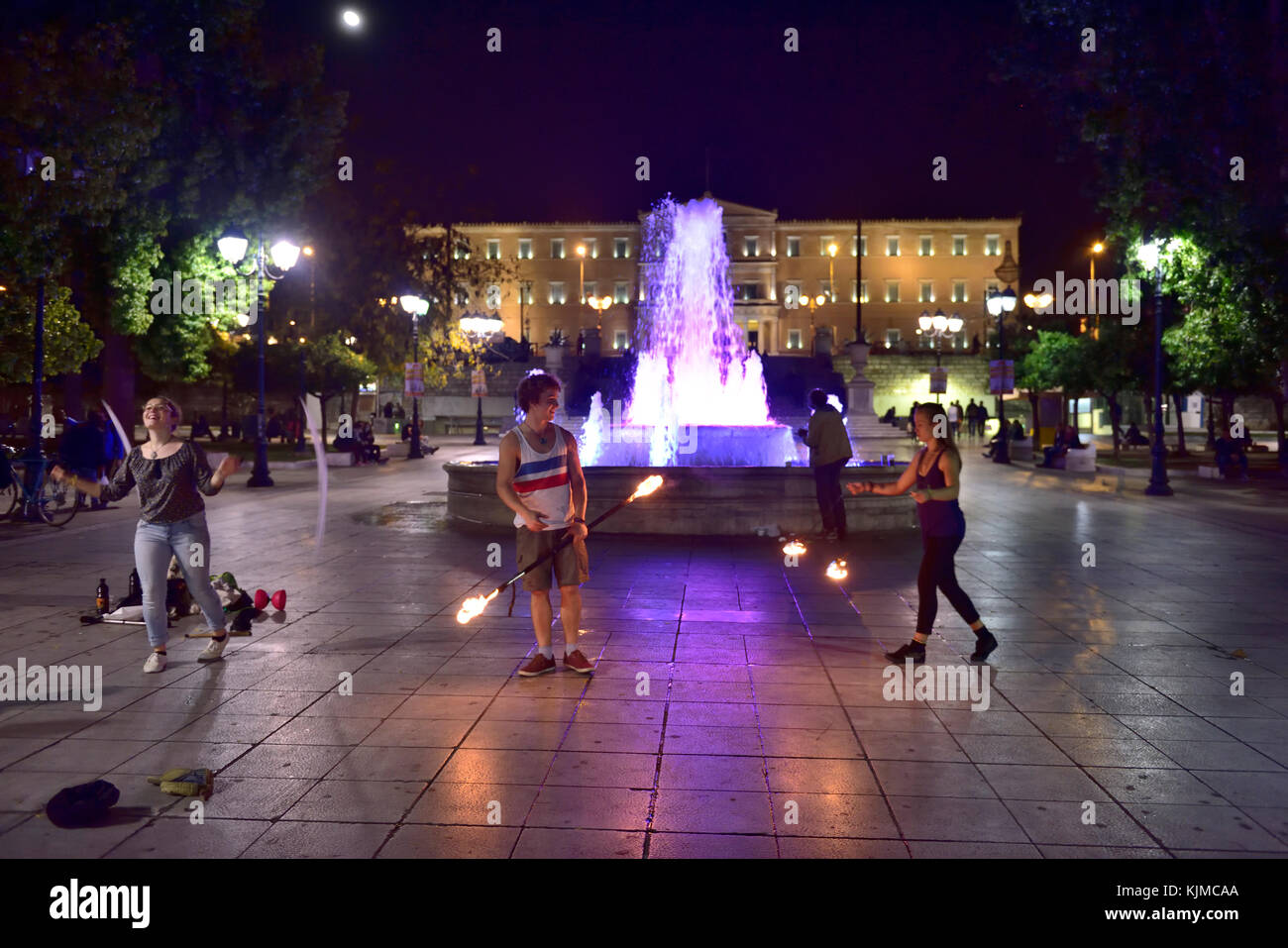 Nacht auf dem Syntagma-platz mit Feuer Jongleure und Griechischen Parlament Gebäude im Hintergrund, Athen, Griechenland Stockfoto