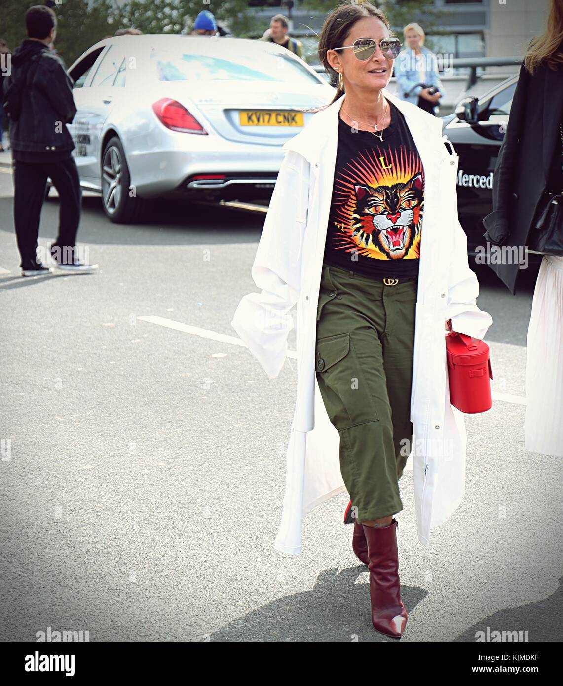LONDON - 17. September 2017 Frau auf der Straße während der London Fashion Week Stockfoto