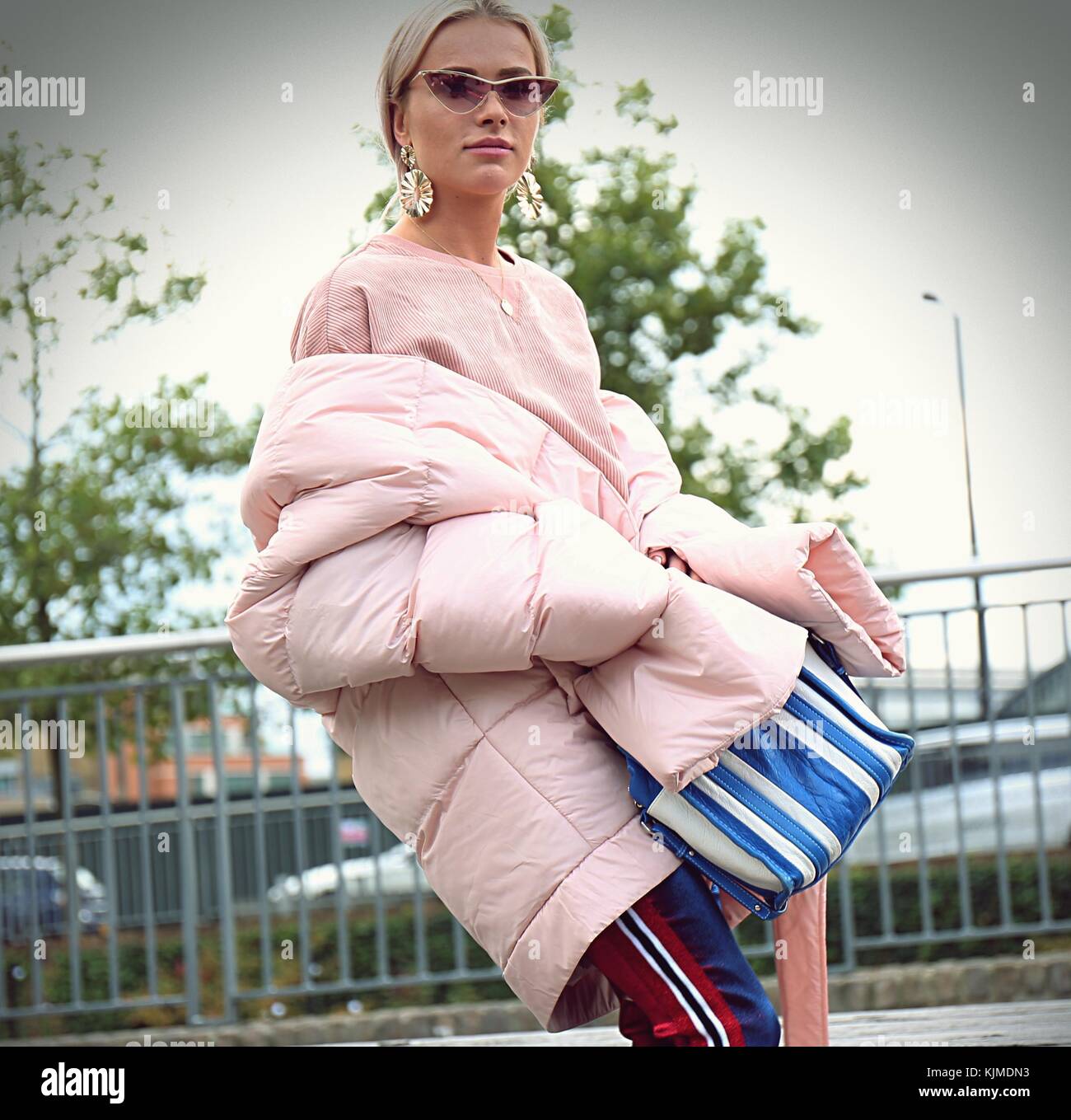 LONDON - 17. September 2017 Frau auf der Straße während der London Fashion Week Stockfoto