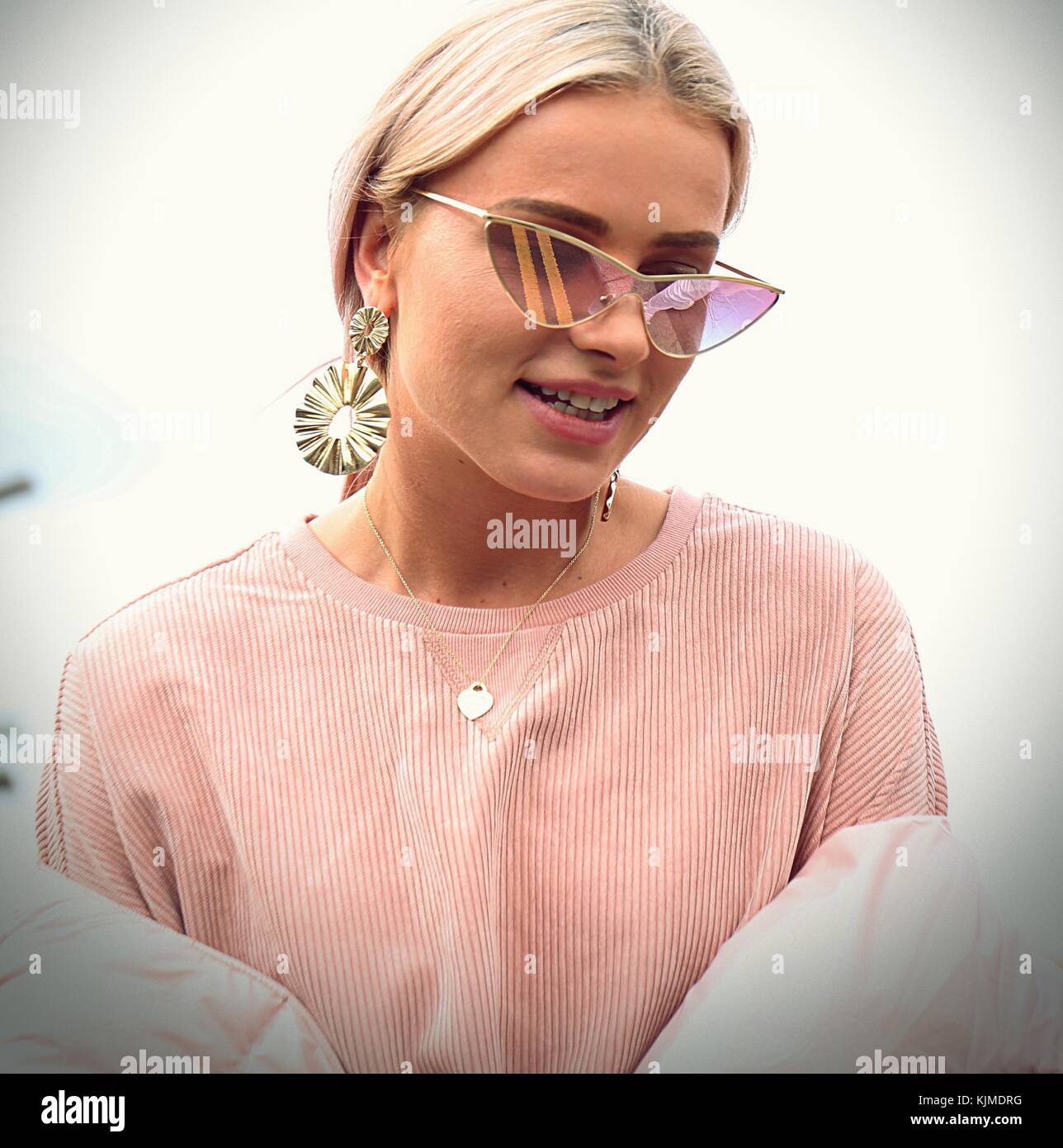 LONDON - 17. September 2017 Frau auf der Straße während der London Fashion Week Stockfoto