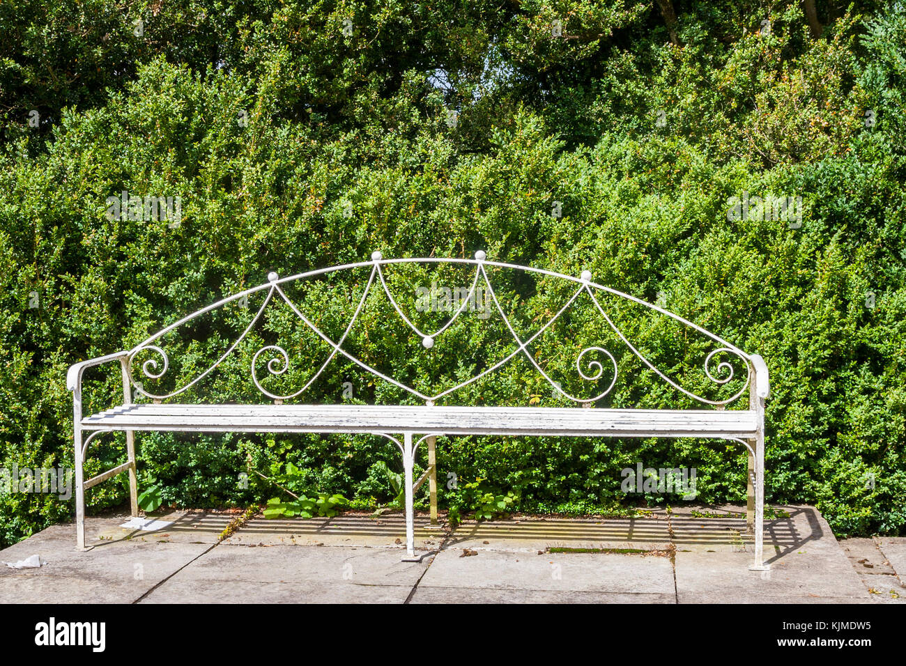 Große weiße reich verzierten schmiedeeisernen Bank-/Garten Sitz, Irland Stockfoto