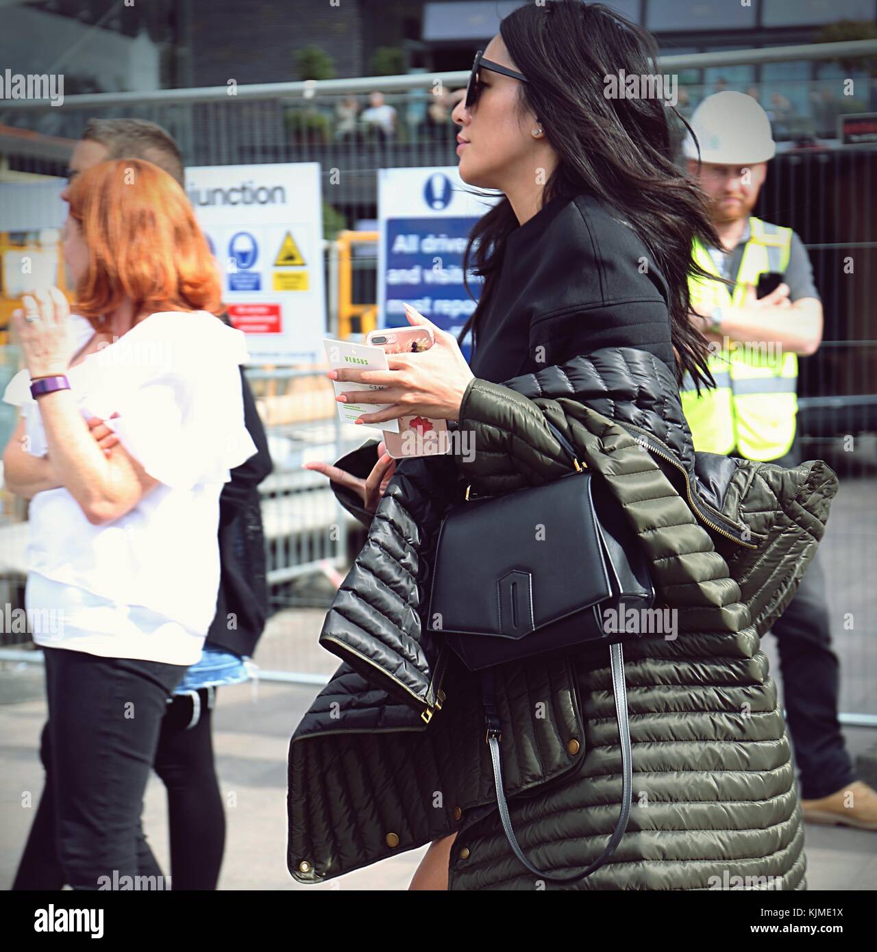 LONDON - 17. September 2017 Frau auf der Straße während der London Fashion Week Stockfoto