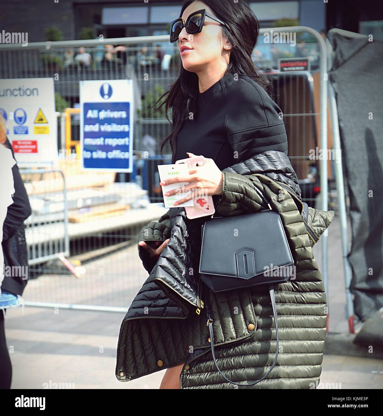 LONDON - 17. September 2017 Frau auf der Straße während der London Fashion Week Stockfoto
