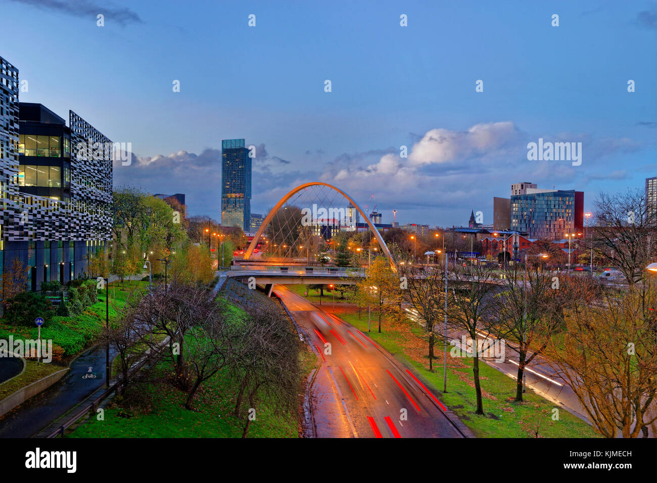 Ältere (2017) Skyline von Manchester von Süden mit Hulme Arch und Teil der Manchester Metropolitan University auf der linken Seite. Neuere 2021 Aufnahmen, die ich selbst habe. Stockfoto