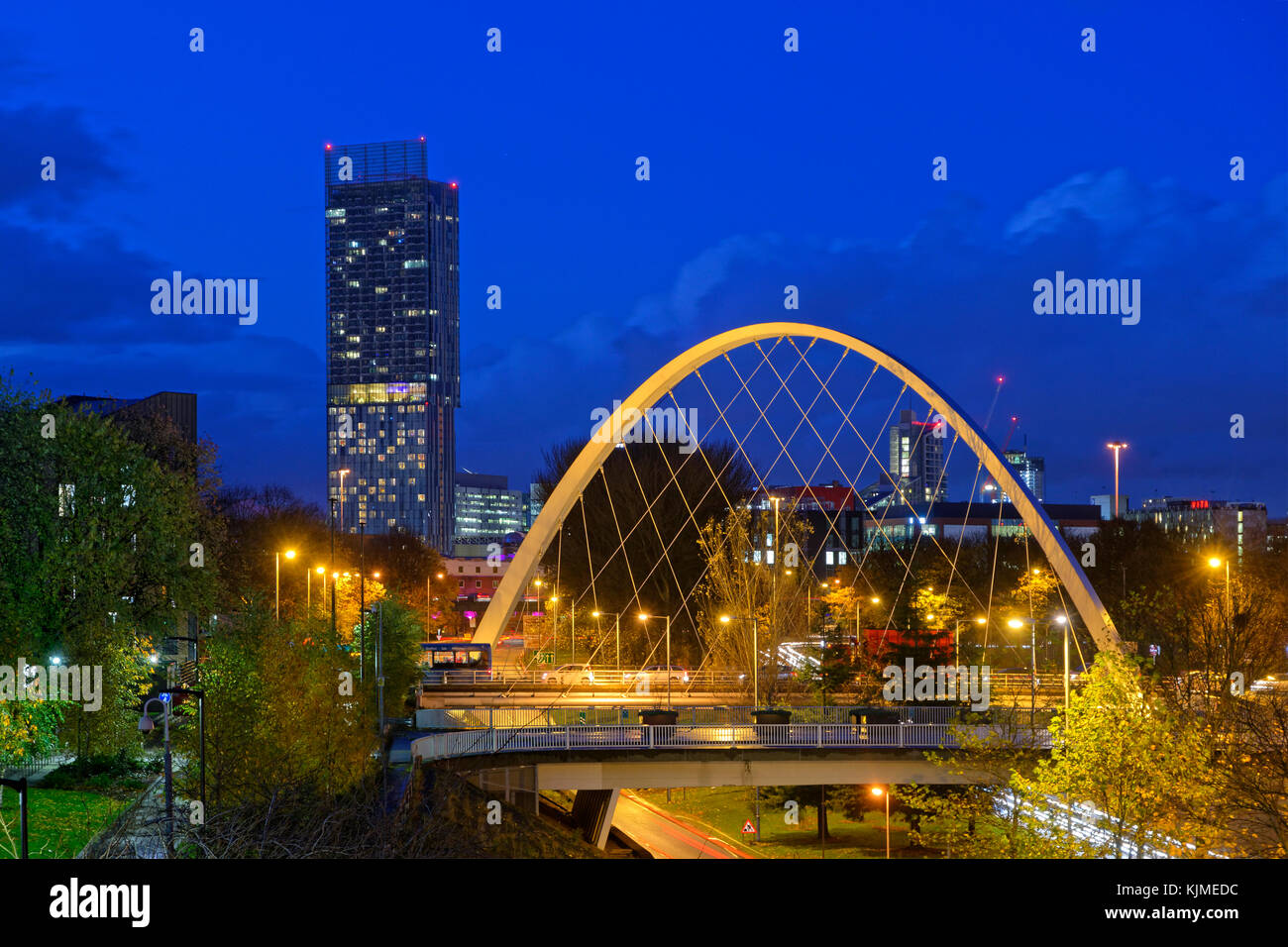 Ältere (2017) Skyline von Manchester von Süden mit Hulme Arch und Teil der Manchester Metropolitan University auf der linken Seite. Neuere 2021 Aufnahmen, die ich selbst habe. Stockfoto