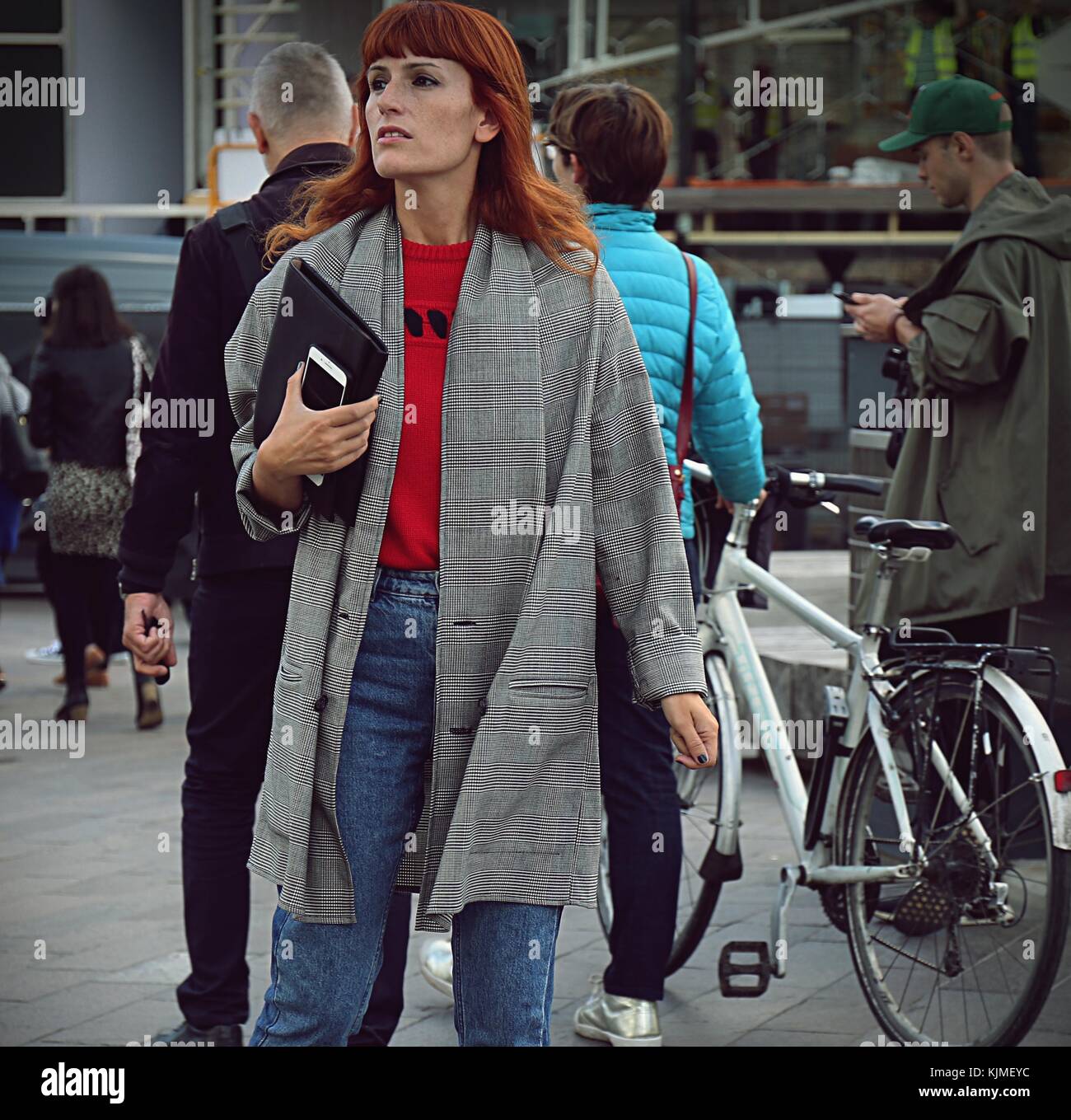 LONDON - 17. September 2017 Frau auf der Straße während der London Fashion Week Stockfoto