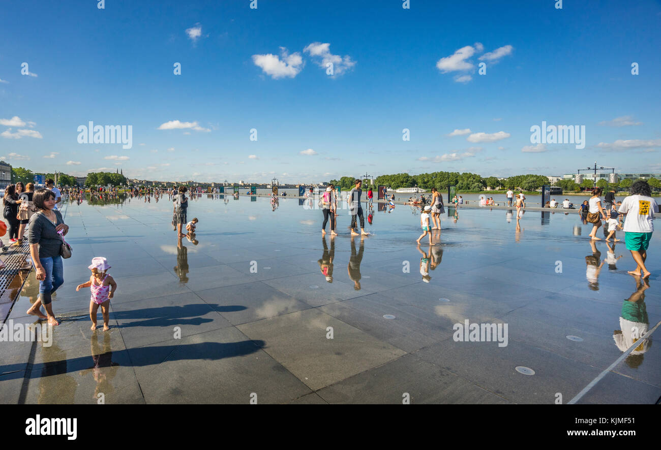 Frankreich, Gironde, Bordeaux, Miroir d'eau Reflecting Pool auf dem Place de la Bourse Stockfoto